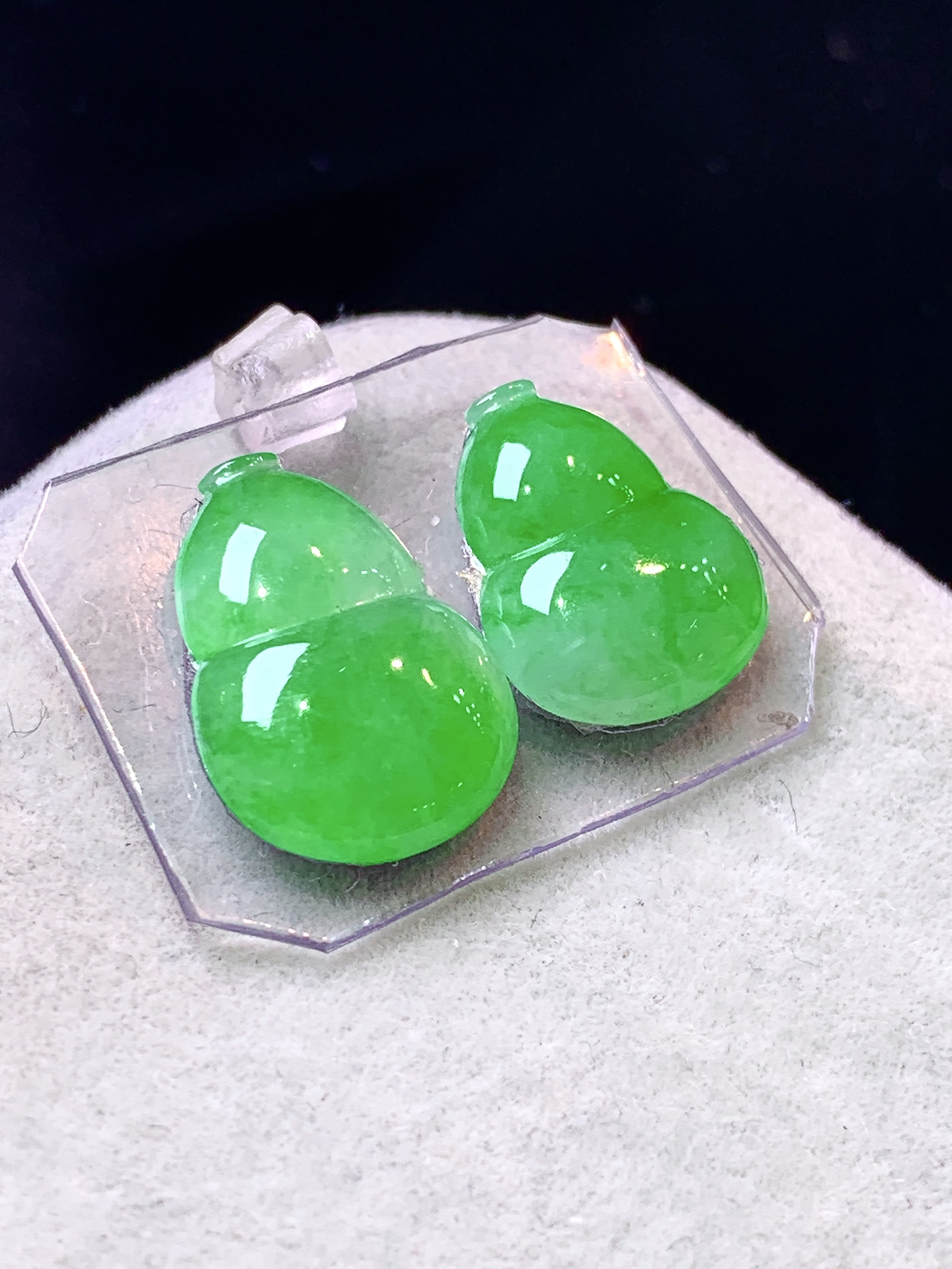 镶嵌款 阳绿葫芦一对 玉质细腻 色泽艳丽清新 整体尺寸12.5*10*3 j3