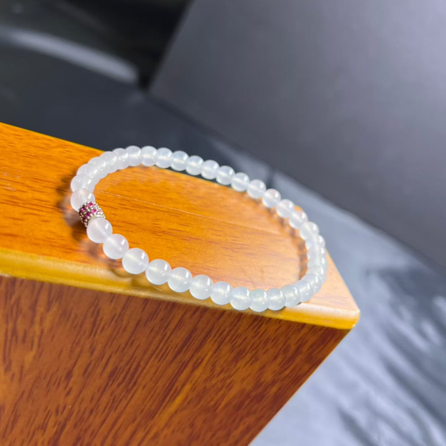 白手串，卡5mm，有36颗