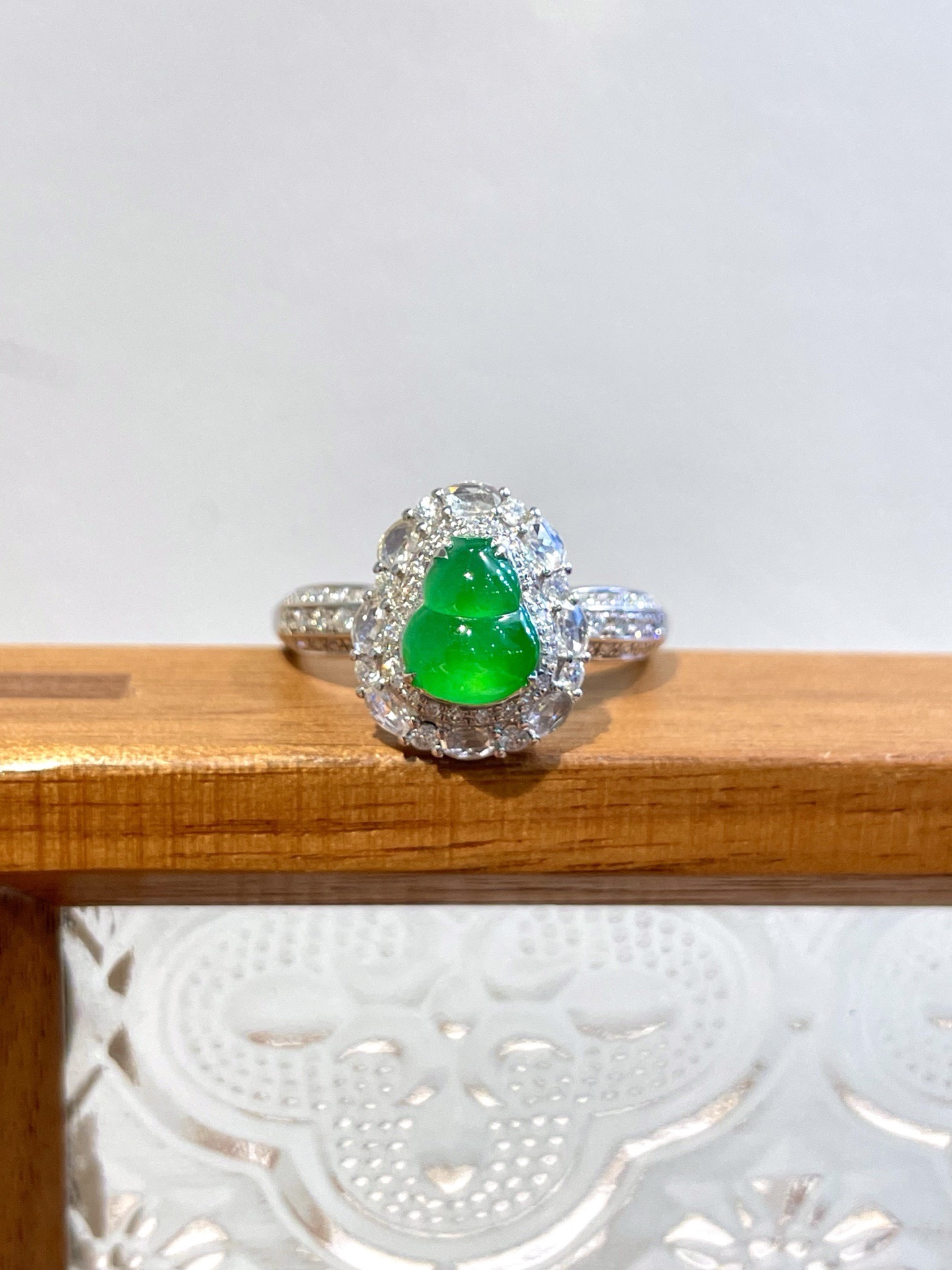 ️ 阳绿葫芦戒指 翠色浓艳均匀，水头充盈饱满，圆润立体，种质细腻起胶，明艳灵动 尺寸：整体12.7