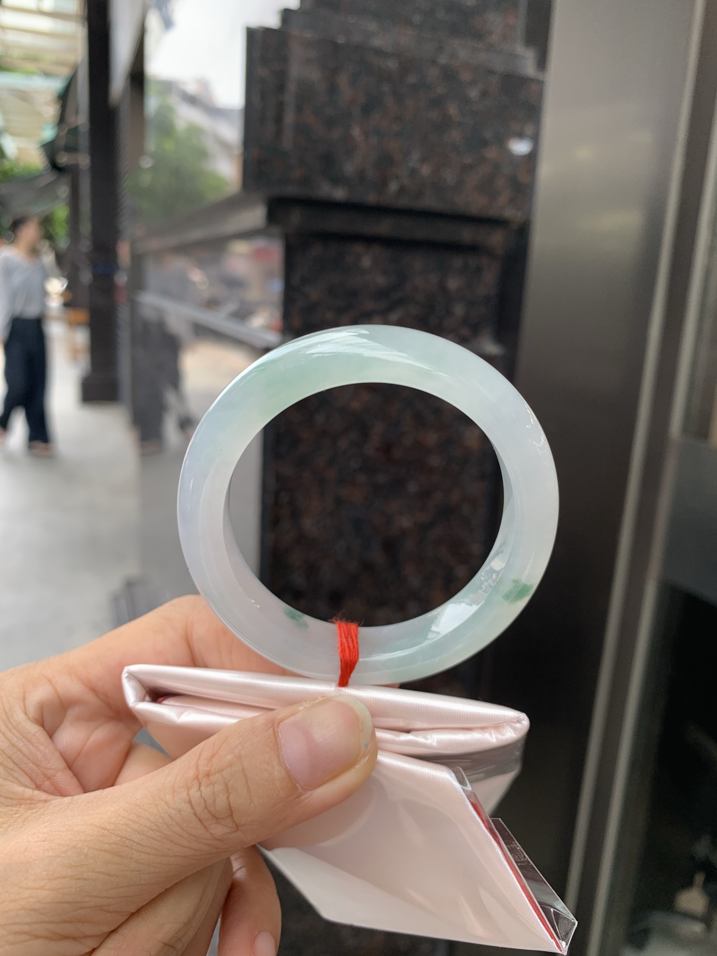 冰飘绿花正圈 51.2-7.9-11.4 0717-N1220 打灯棉线，底妆胶润细腻，简约却充满灵气，几抹绿花点缀，清新如芽，宛若自然的画卷凝结于腕间，静中带动，韵味悠长
