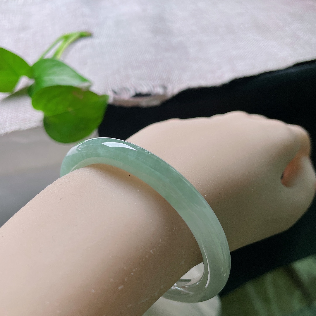 冰油圆条，叮当镯，无裂，通体匀润浅湖绿，水头透亮柔和，上手温润轻盈，自带清冷舒适氛围感。ss55886a。