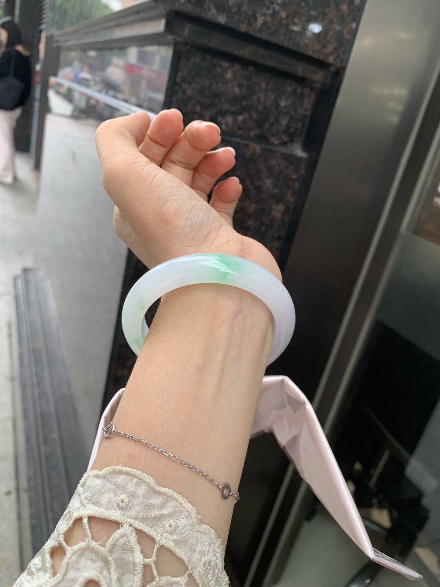 白底青正圈 56-8-11.6 0717-N1221 打灯细纹，不影响，底妆白净水润，阳绿花点缀，镯色生香，腕间之美，水润中透着灵气，仙气缭绕，温婉可人，举手投足间皆是美好