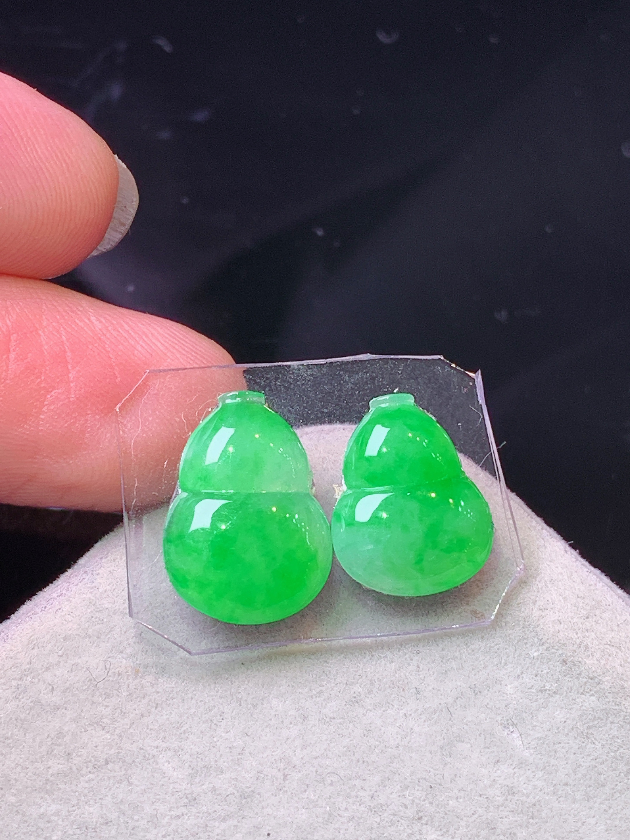 镶嵌款 阳绿葫芦一对 玉质细腻 色泽艳丽清新 整体尺寸12.5*10*3 j3