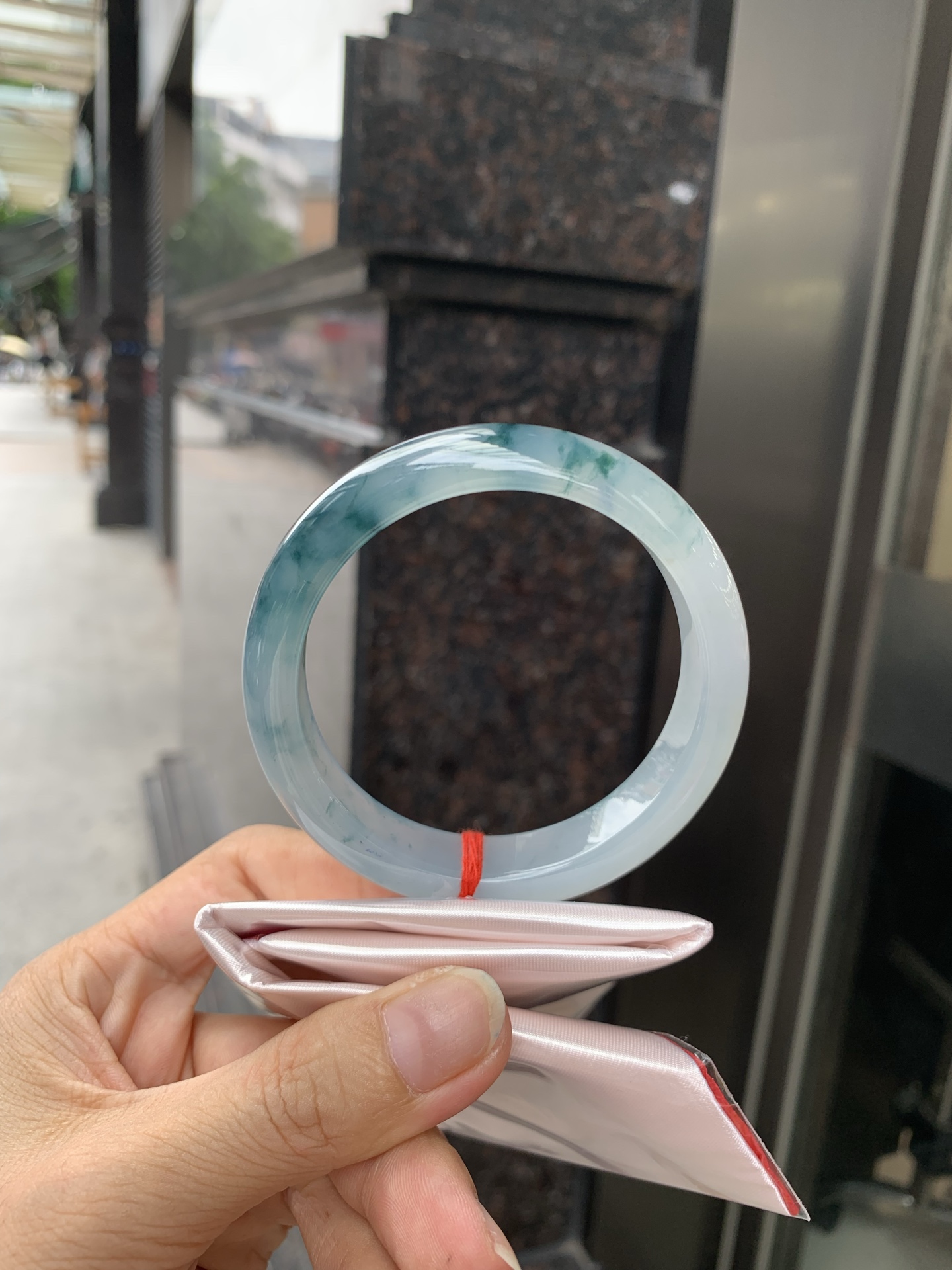 冰飘花正圈 56.8-7.8-12.8 0717-131w4 无裂，底妆胶润，冰底中开出了朵朵蓝花，飘花灵动飘逸，勾勒出一幅唯美诗意的山水意境画，古典优雅又秀气