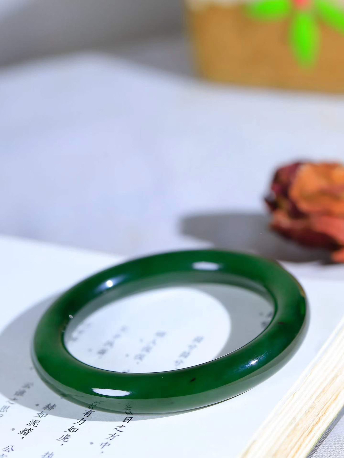 【碧色荡漾·手镯】

精品️和田玉碧玉圆条手镯，玉质细腻温润，手感舒适，️线条流畅，简约大气，美自天成，佩戴于腕间，婉约之美，举手投足间透出那份低调奢华，醉人心扉。重61.47克 内径圈口58mm尺寸11-10.9mm FDL-77701732