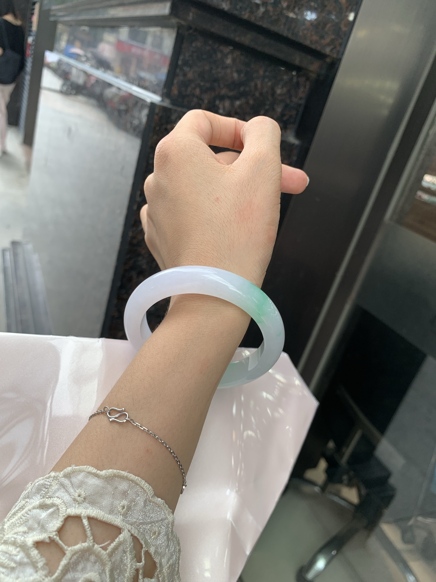 白底青正圈 56-8-11.6 0717-N1221 打灯细纹，不影响，底妆白净水润，阳绿花点缀，镯色生香，腕间之美，水润中透着灵气，仙气缭绕，温婉可人，举手投足间皆是美好