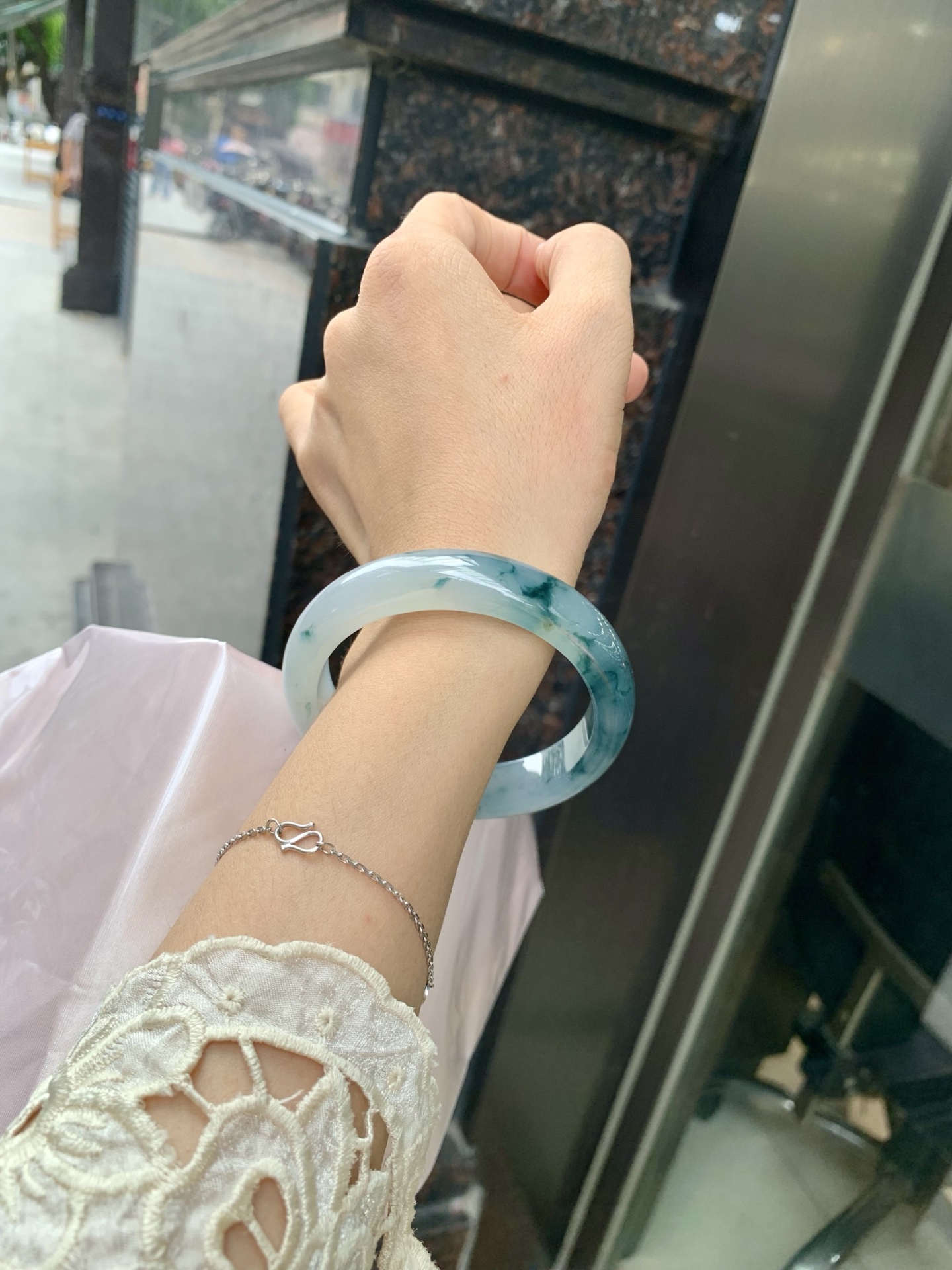 冰飘花正圈 56.8-7.8-12.8 0717-131w4 无裂，底妆胶润，冰底中开出了朵朵蓝花，飘花灵动飘逸，勾勒出一幅唯美诗意的山水意境画，古典优雅又秀气