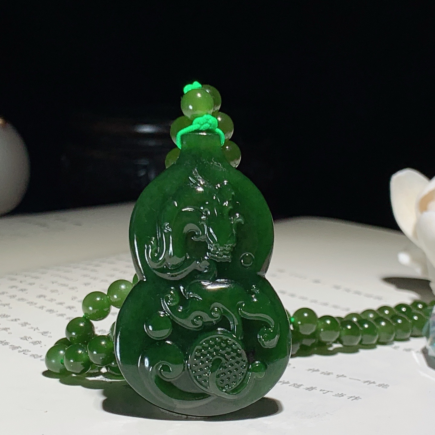 和田玉七号矿红皮料菠菜绿俄罗斯碧玉仿古龙挂件！尺寸50/32/9重63克 玉质细腻油润 底色纯净 脂粉好，品质好。lt260717