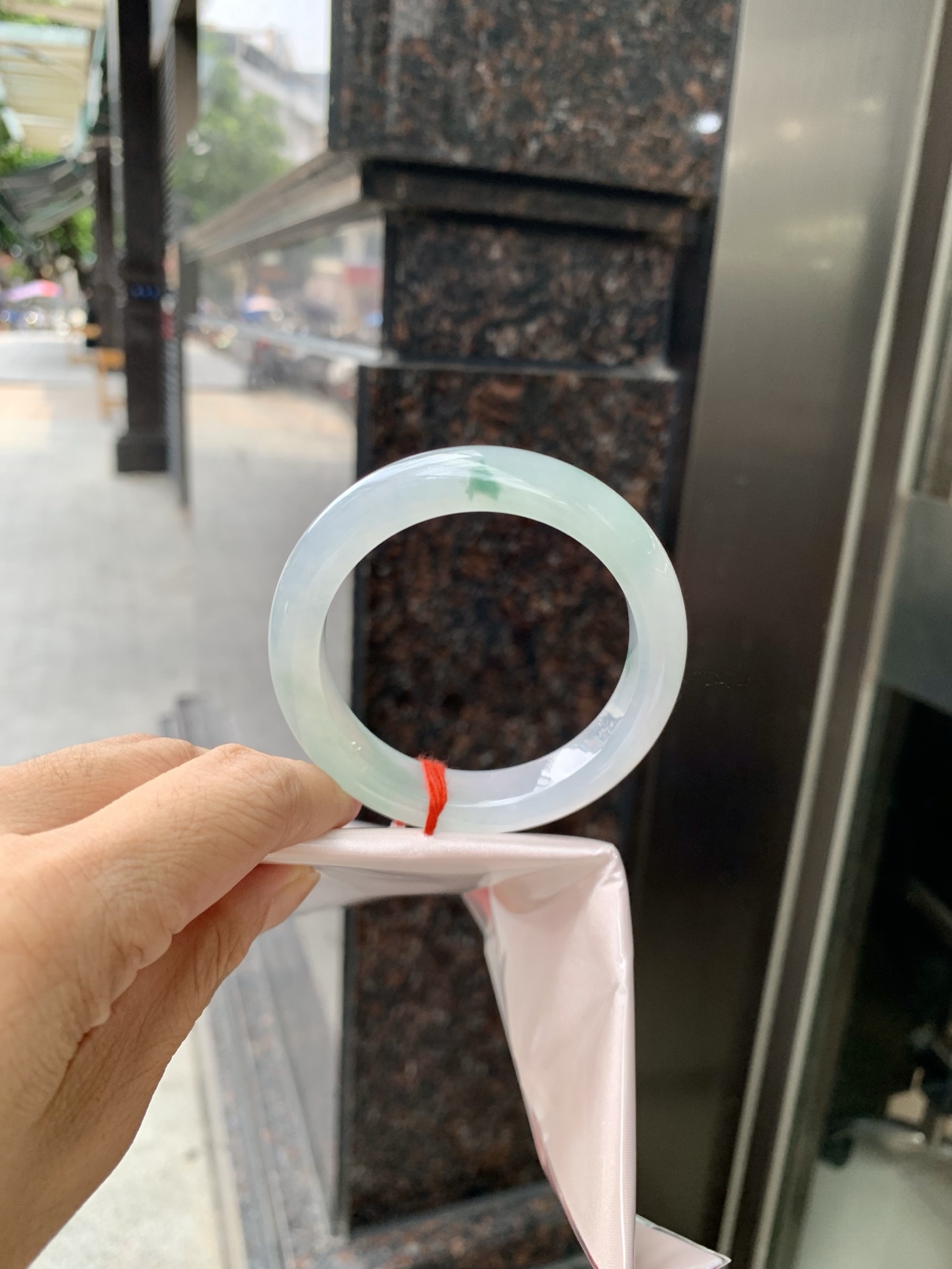 冰飘绿花正圈 51.2-7.9-11.4 0717-N1220 打灯棉线，底妆胶润细腻，简约却充满灵气，几抹绿花点缀，清新如芽，宛若自然的画卷凝结于腕间，静中带动，韵味悠长