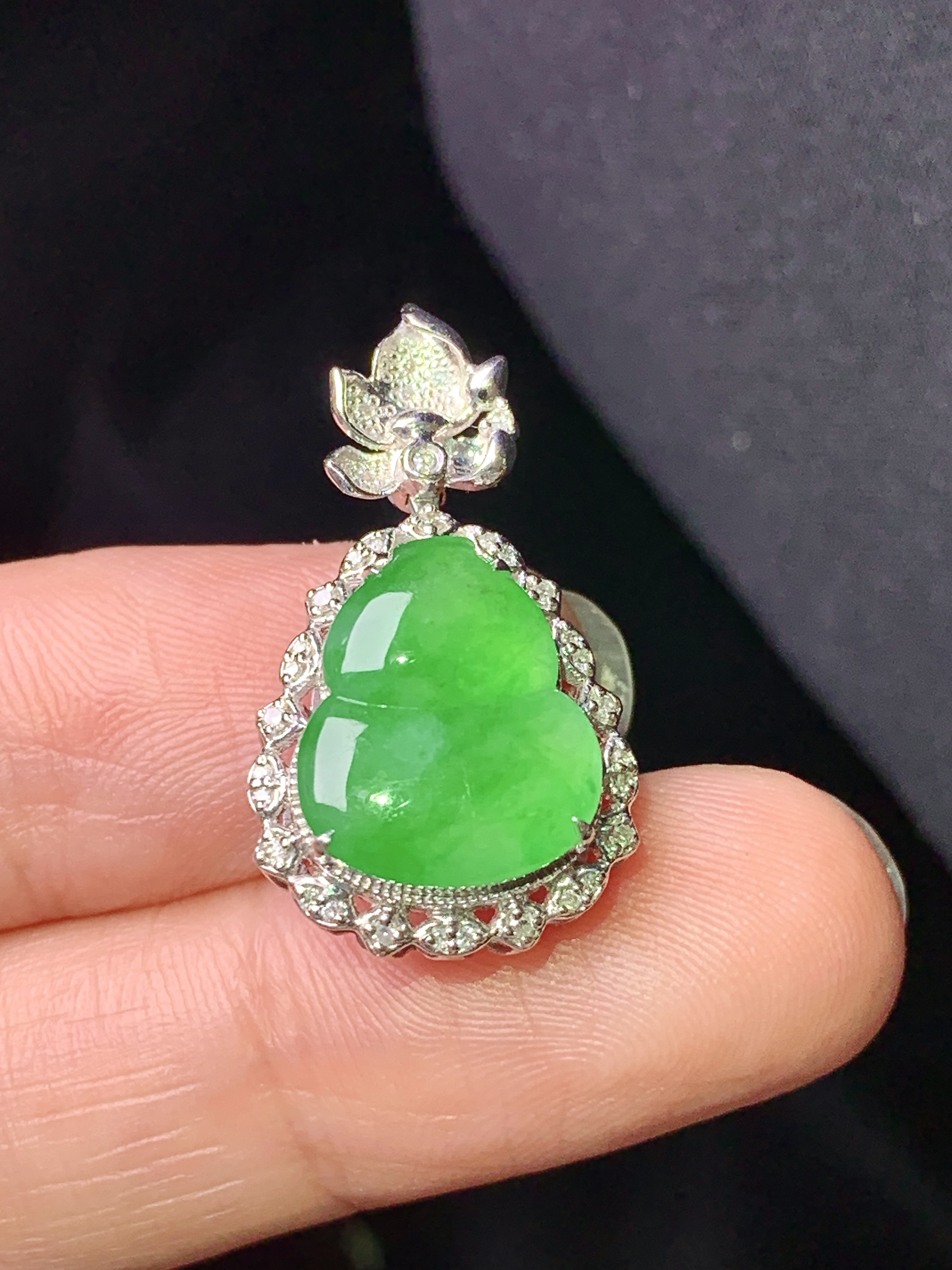 18k金钻镶嵌冰阳绿葫芦吊坠 玉质细腻 色泽艳丽清新 整体尺寸25*14.3*7.8 e5
