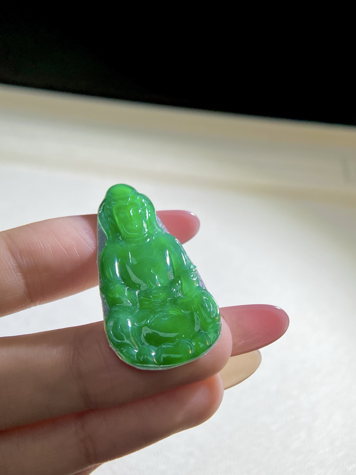 冰种辣绿观音吊坠，色浓郁，温润且细腻，慈眉善目，性比超高，镶枚吊坠平安喜乐，裸石：38.7-21.2