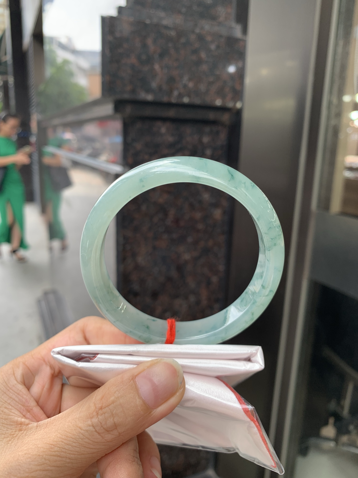 冰飘花正圈 59.8-7.3-12.7 0717-4A166 无裂，底妆胶润，冰底中开出了朵朵蓝花，飘花灵动飘逸，勾勒出一幅唯美诗意的山水意境画，古典优雅又秀气