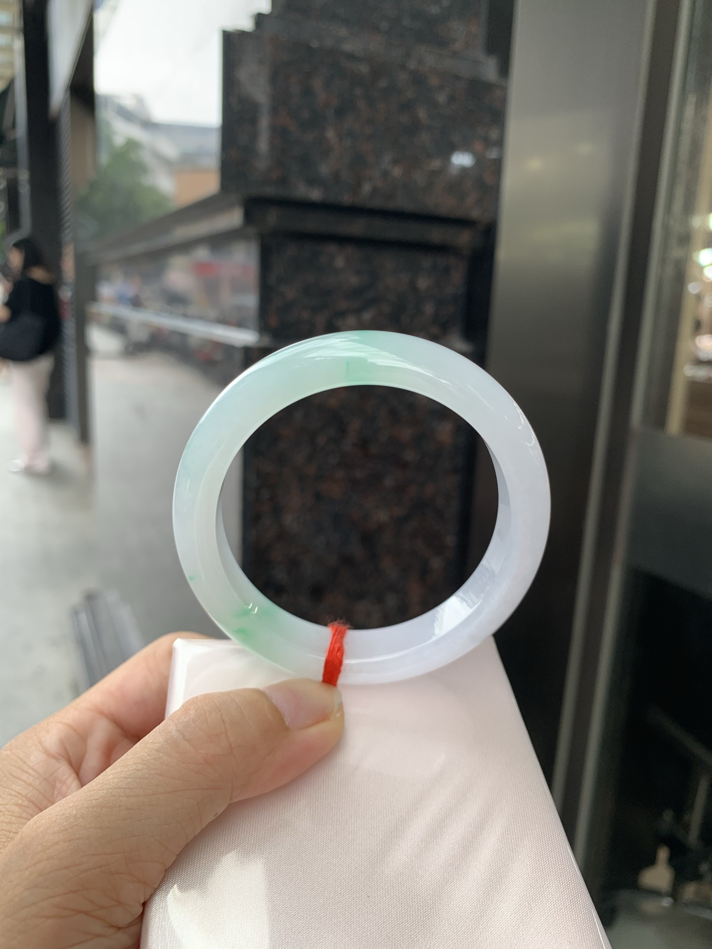 白底青正圈 56-8-11.6 0717-N1221 打灯细纹，不影响，底妆白净水润，阳绿花点缀，镯色生香，腕间之美，水润中透着灵气，仙气缭绕，温婉可人，举手投足间皆是美好
