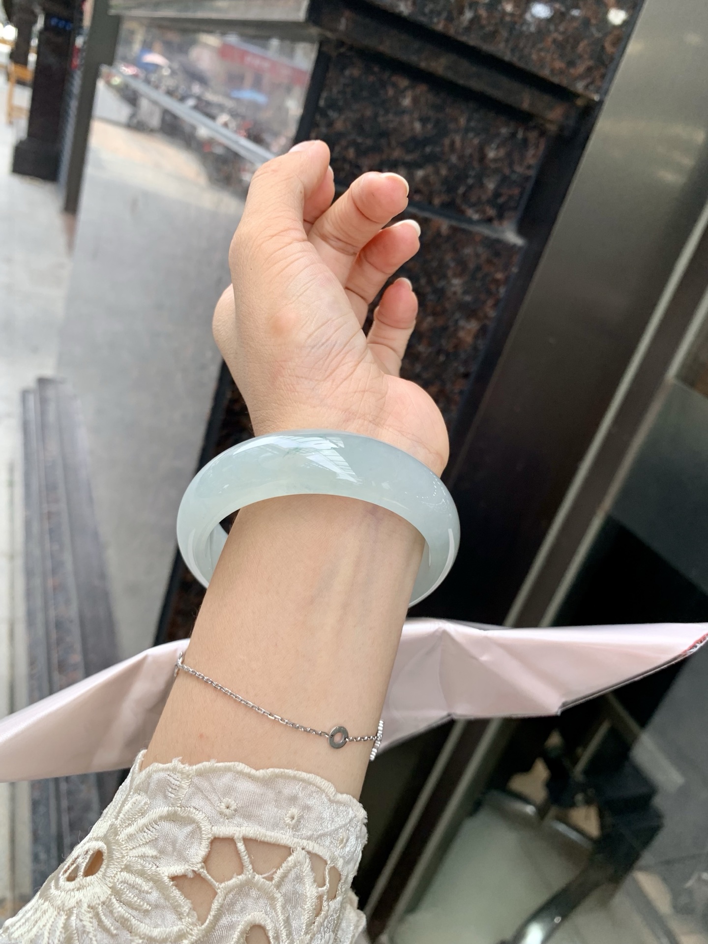 冰晴宽版正圈 59-7.5-17.5 0717-N1211 底妆冰透胶润细腻，清爽耐看的冰晴绿，底色均匀，夏季美好的冰凉感，时而绿时而蓝，随光线变化如梦如幻。