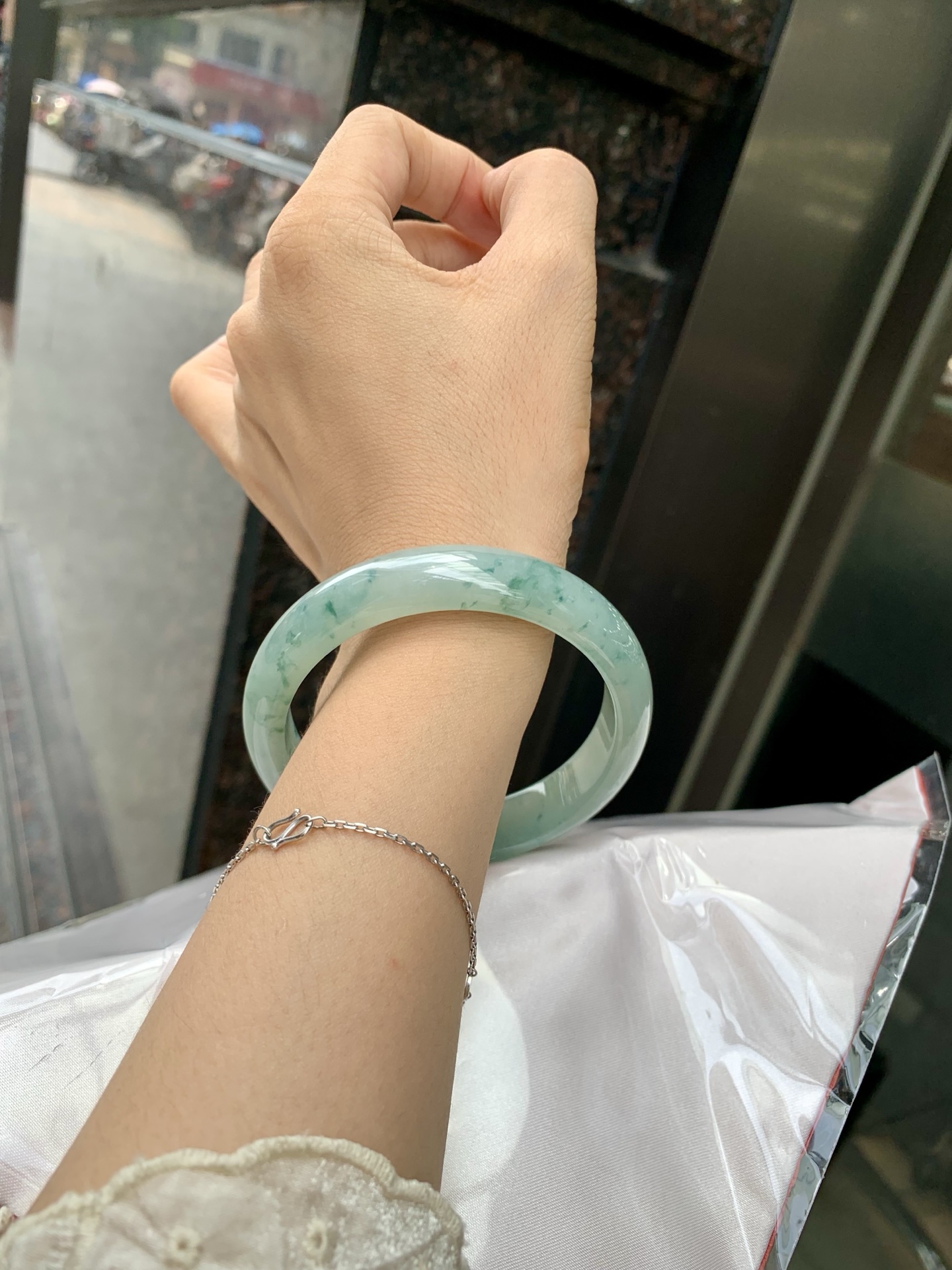 冰飘花正圈 59.8-7.3-12.7 0717-4A166 无裂，底妆胶润，冰底中开出了朵朵蓝花，飘花灵动飘逸，勾勒出一幅唯美诗意的山水意境画，古典优雅又秀气