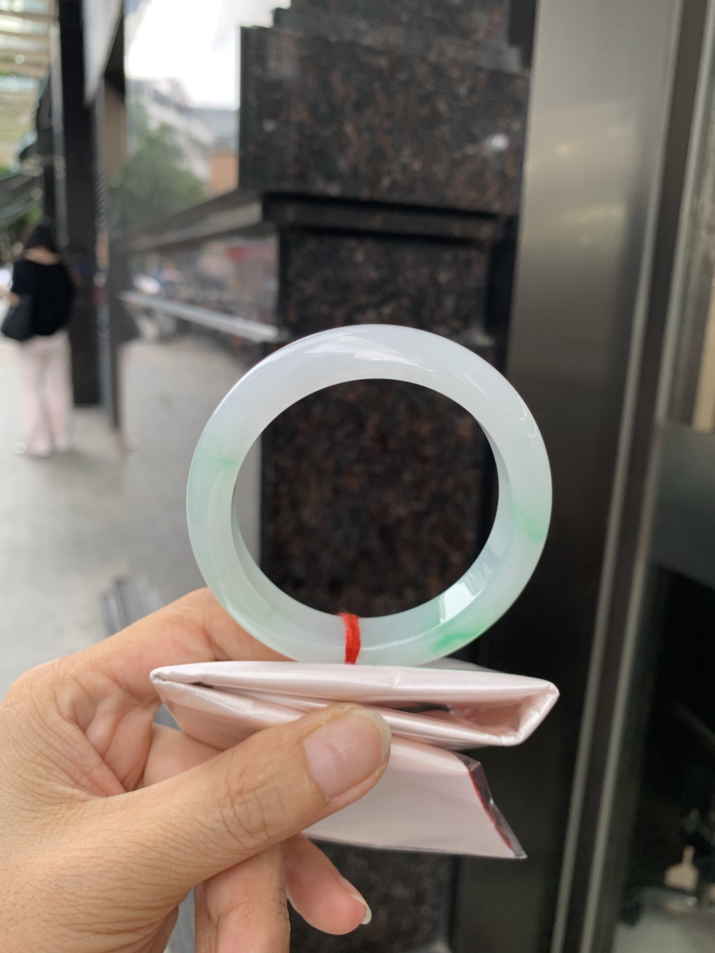 白底青正圈 54-8.4-11.7 0717-N1222 打灯细纹，不影响，底妆白净水润，阳绿花点缀，镯色生香，腕间之美，水润中透着灵气，仙气缭绕，温婉可人，举手投足间皆是美好