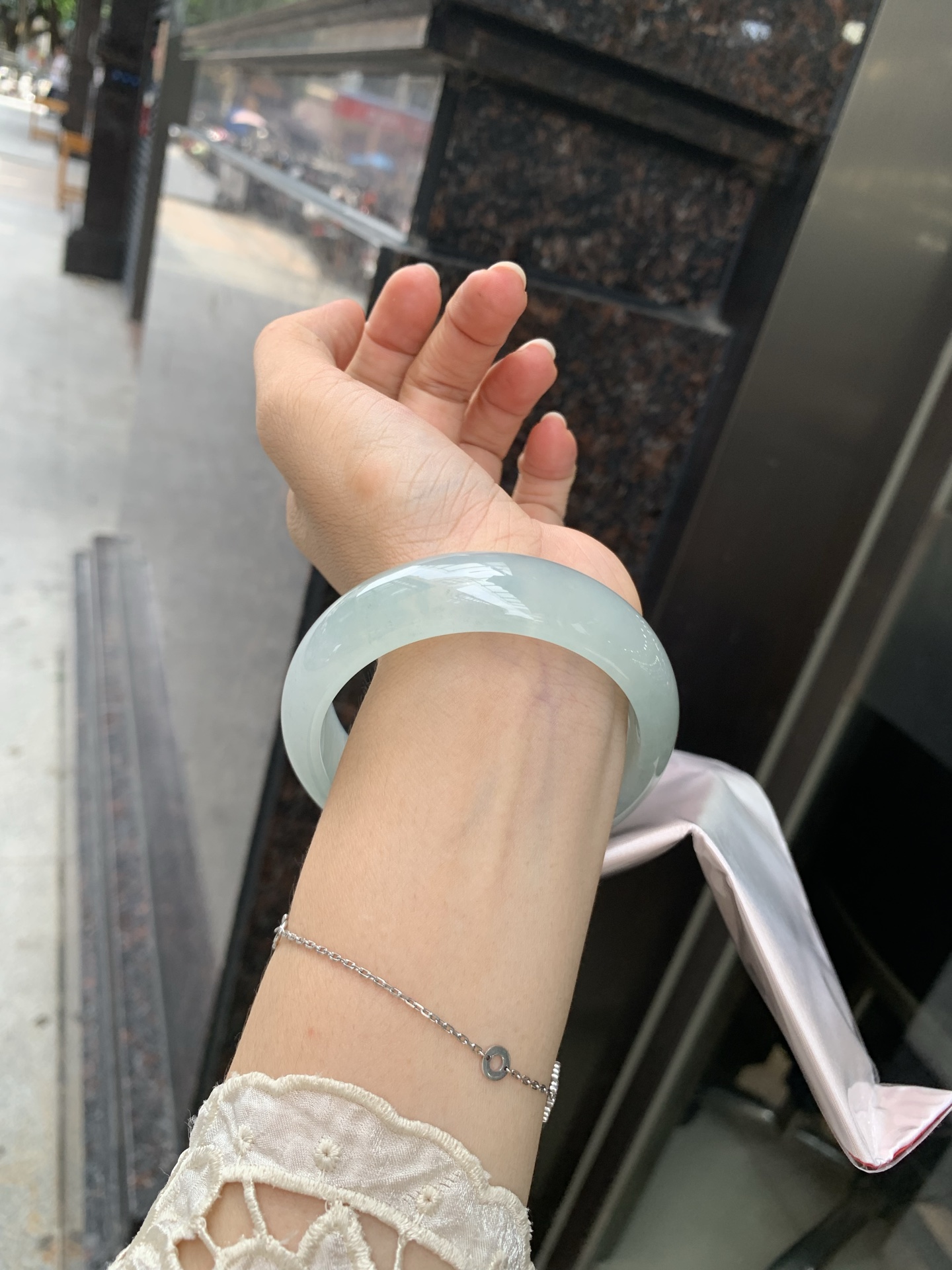 冰晴宽版正圈 59-7.5-17.5 0717-N1211 底妆冰透胶润细腻，清爽耐看的冰晴绿，底色均匀，夏季美好的冰凉感，时而绿时而蓝，随光线变化如梦如幻。