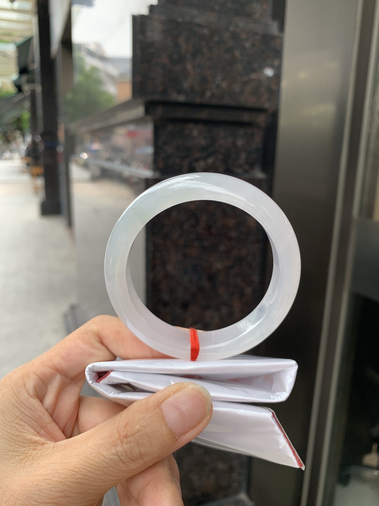 白冰正圈 52.6-7.5-11.8 0717-N1218 打灯细纹，不影响，底妆冰润细腻，清爽耐看的白冰淡晴绿，底色均匀，夏季美好的冰凉感，时而绿时而蓝，随光线变化如梦如幻。