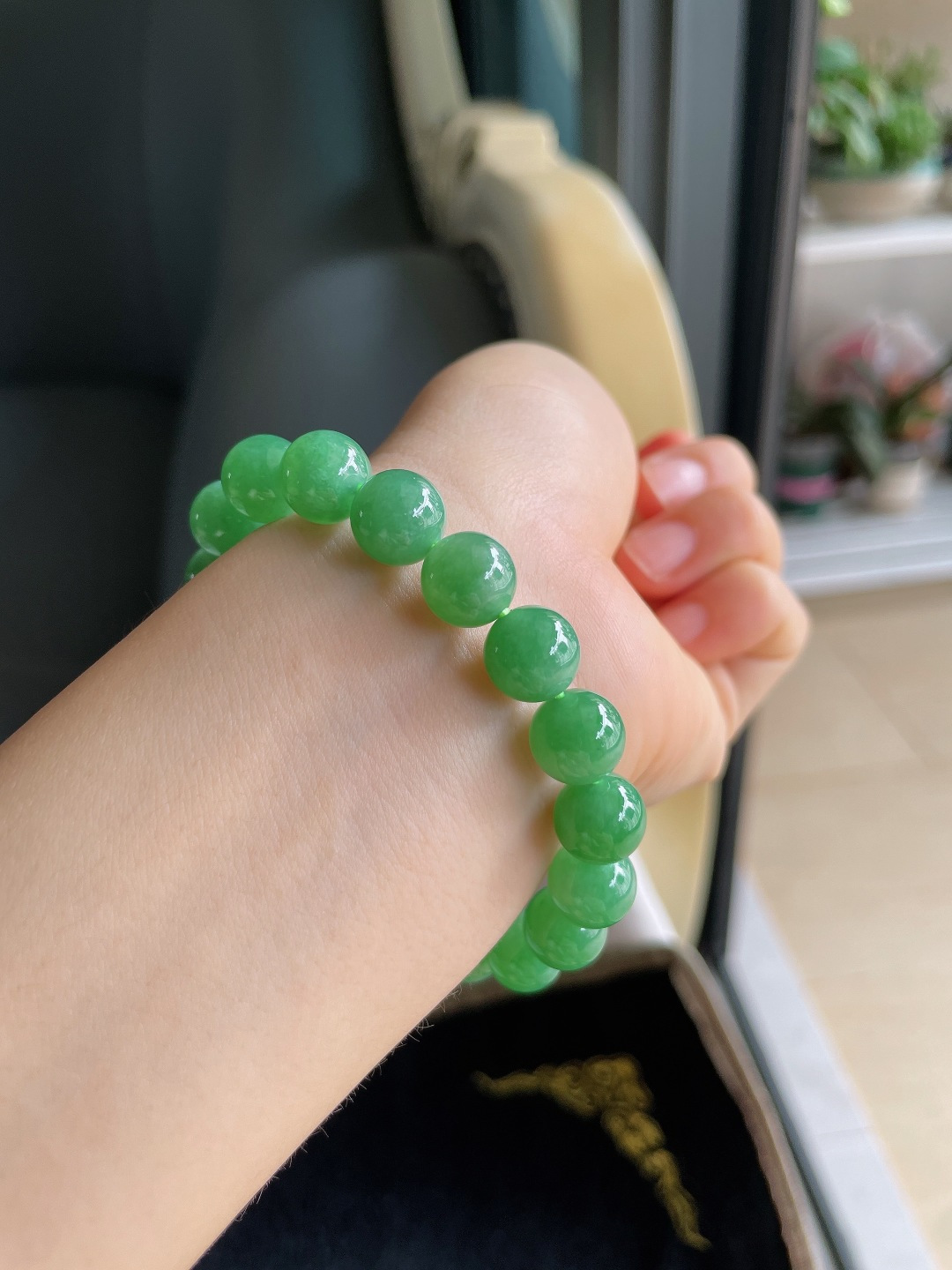 天然翡翠A货，冰满绿手串，尺寸：10mm。