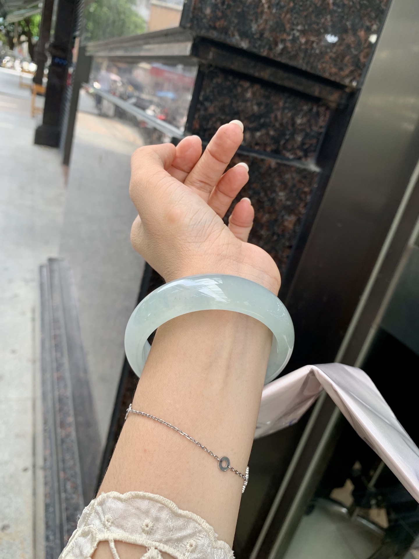 冰晴宽版正圈 59-7.5-17.5 0717-N1211 底妆冰透胶润细腻，清爽耐看的冰晴绿，底色均匀，夏季美好的冰凉感，时而绿时而蓝，随光线变化如梦如幻。
