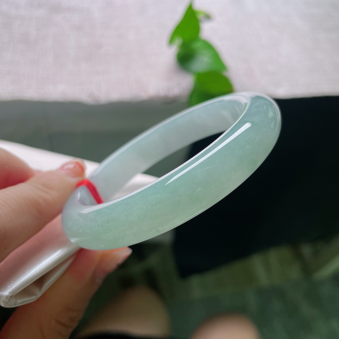 55.8/11.5/8.8，飘花正圈，无裂，浅青底色干净澄澈，像雨后山间清溪，清清爽爽，自带沁人心脾的凉意。ss55716a。