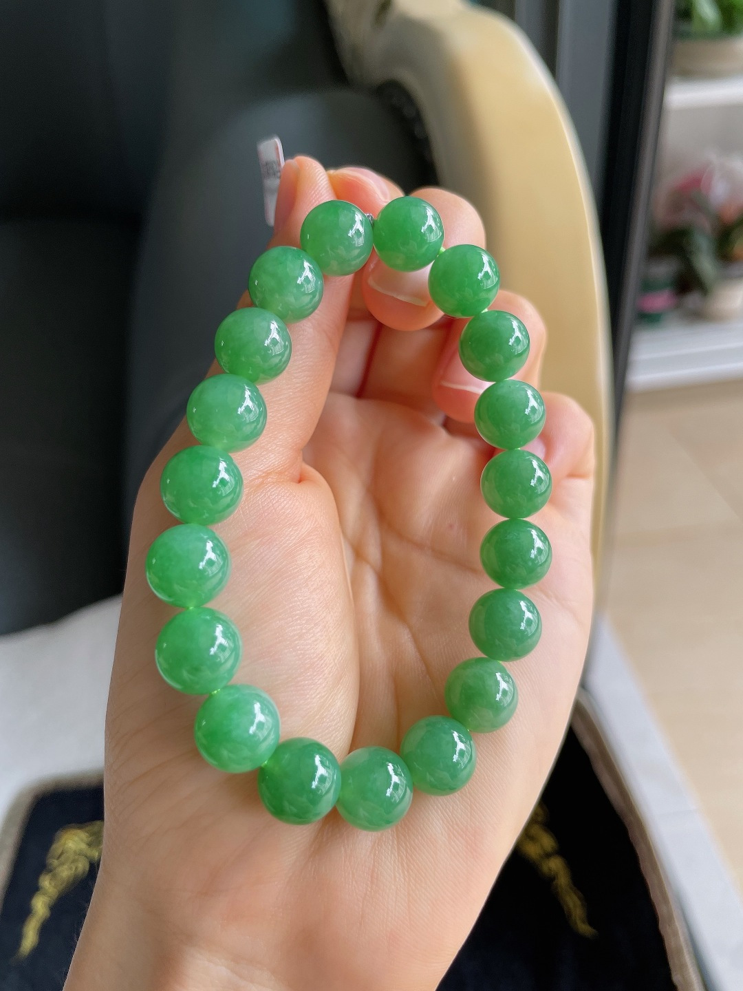 天然翡翠A货，冰满绿手串，尺寸：10mm。