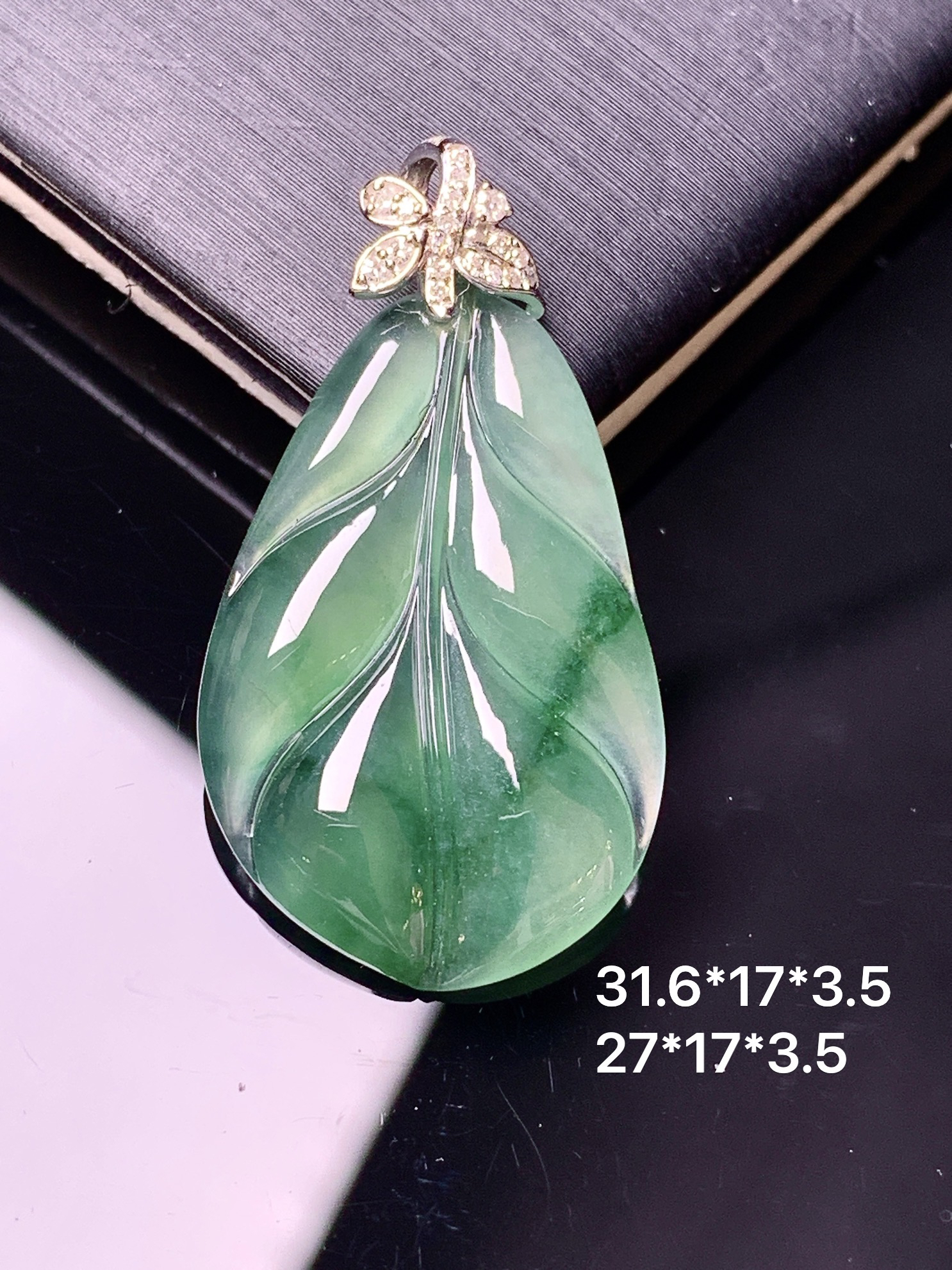 18k金钻镶嵌冰种飘绿树叶吊坠 玉质细腻 色泽艳丽清新 整体尺寸31.6*17*3.5 e4
