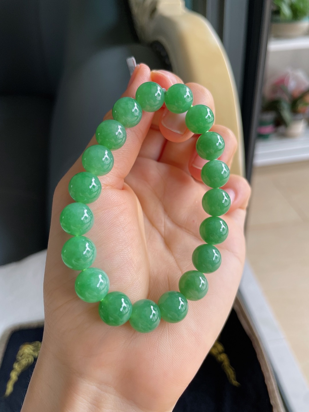 天然翡翠A货，冰满绿手串，尺寸：10mm。