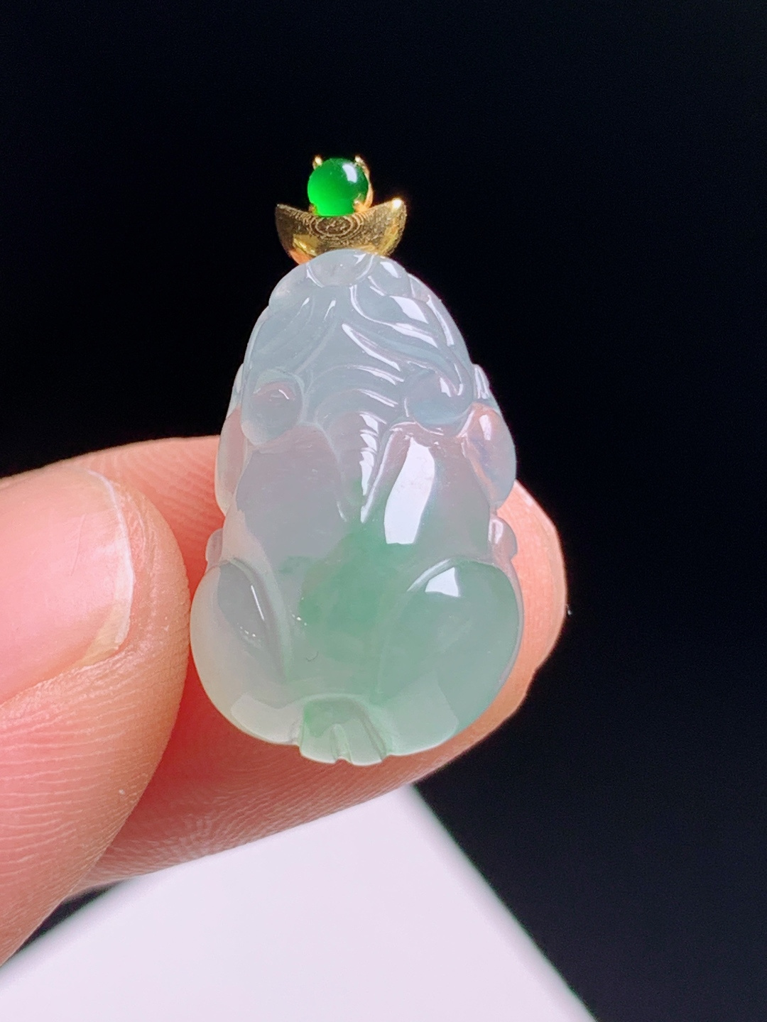冰飘绿貔貅吊坠，胶感冰透翠色点缀，瑞兽雕件聚财纳福 裸石17.9-11.6-7.3 整体21.8 5