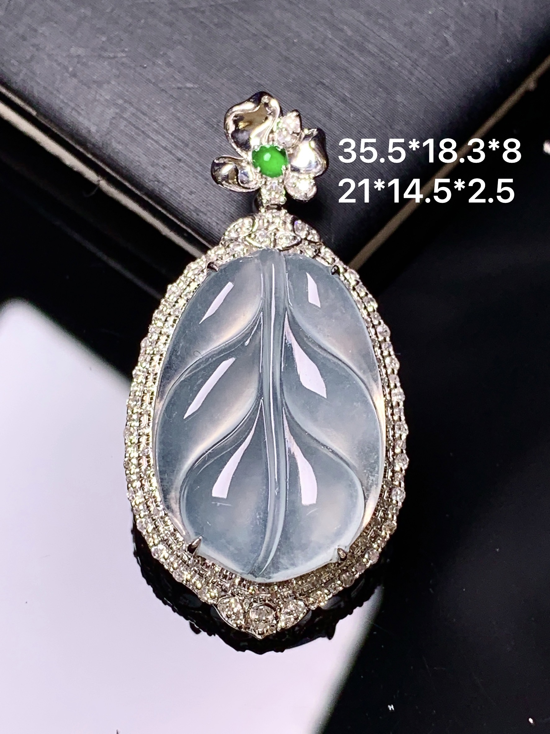 18k金钻镶嵌冰种树叶吊坠 玉质细腻 色泽艳丽清新 整体尺寸35.5*18.3*8 t1