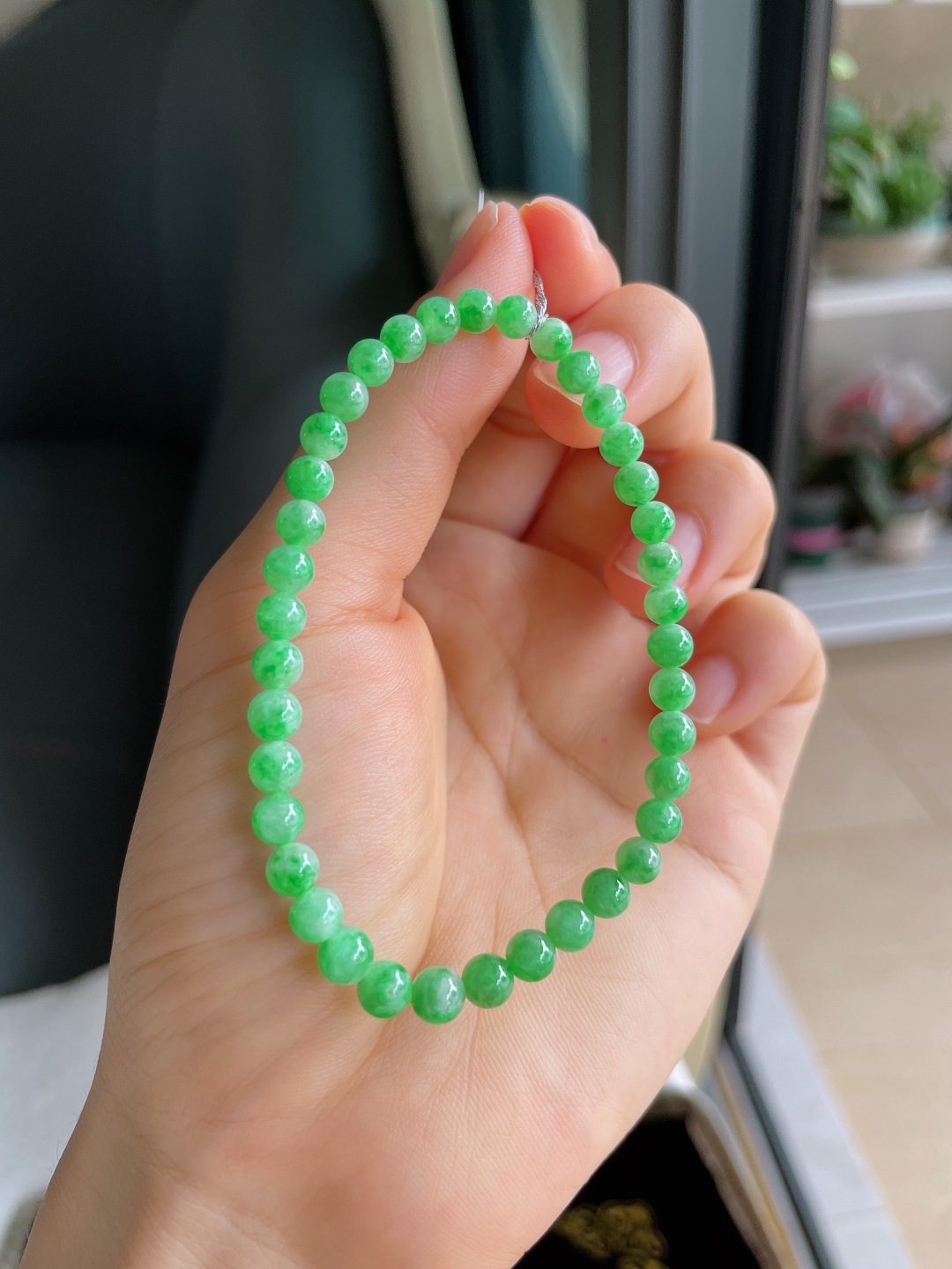 缅甸天然翡翠A货，冰飘绿手串，尺寸：5mm。【编2555】