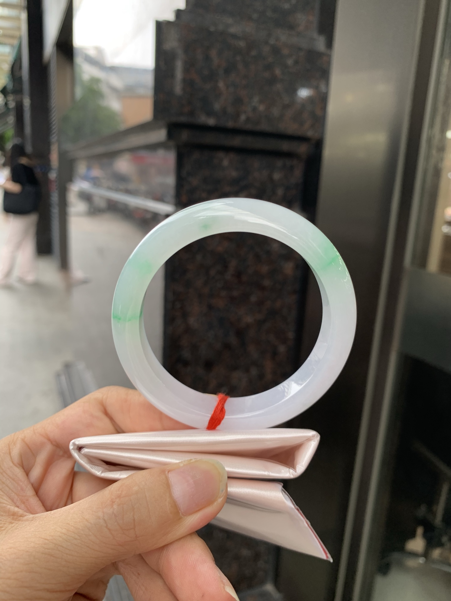白底青正圈 56-8-11.6 0717-N1221 打灯细纹，不影响，底妆白净水润，阳绿花点缀，镯色生香，腕间之美，水润中透着灵气，仙气缭绕，温婉可人，举手投足间皆是美好