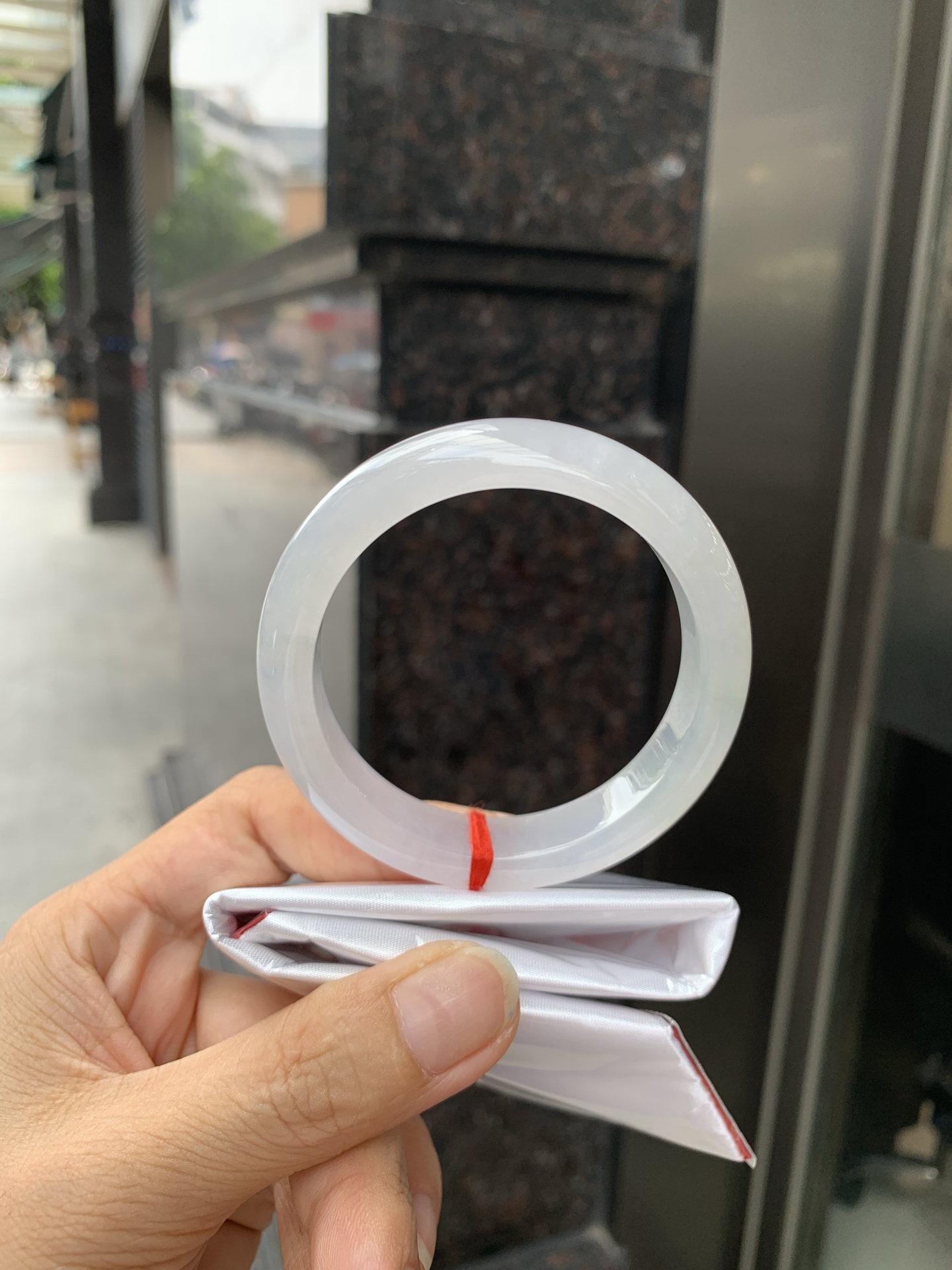 白冰正圈 52.6-7.5-11.8 0717-N1218 打灯细纹，不影响，底妆冰润细腻，清爽耐看的白冰淡晴绿，底色均匀，夏季美好的冰凉感，时而绿时而蓝，随光线变化如梦如幻。