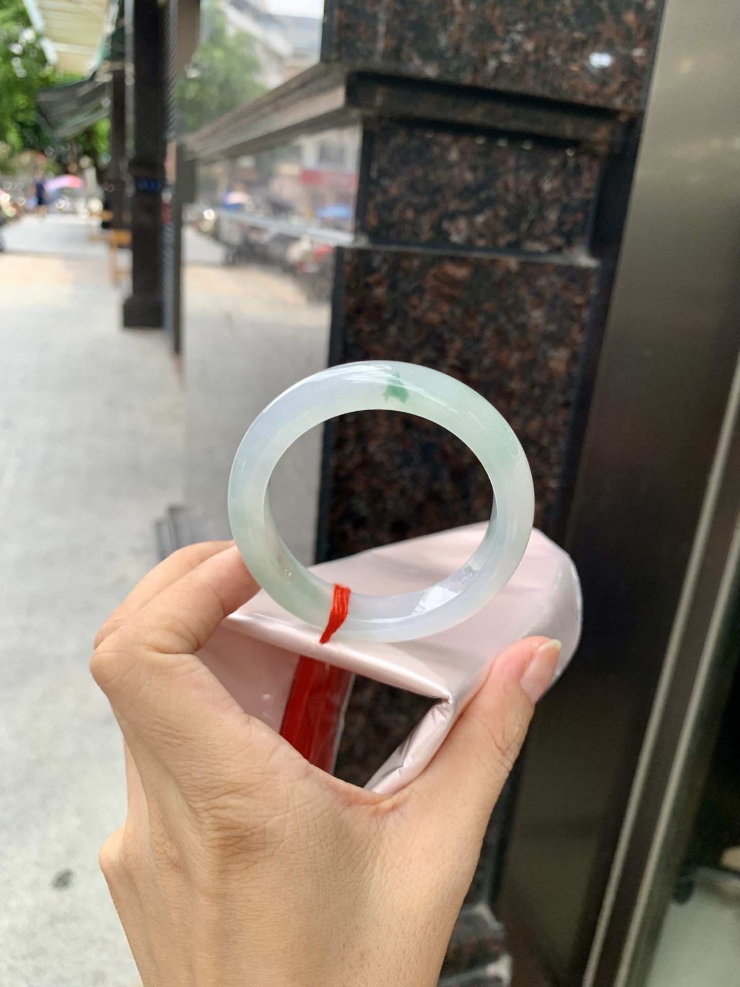 冰飘绿花正圈 51.2-7.9-11.4 0717-N1220 打灯棉线，底妆胶润细腻，简约却充满灵气，几抹绿花点缀，清新如芽，宛若自然的画卷凝结于腕间，静中带动，韵味悠长