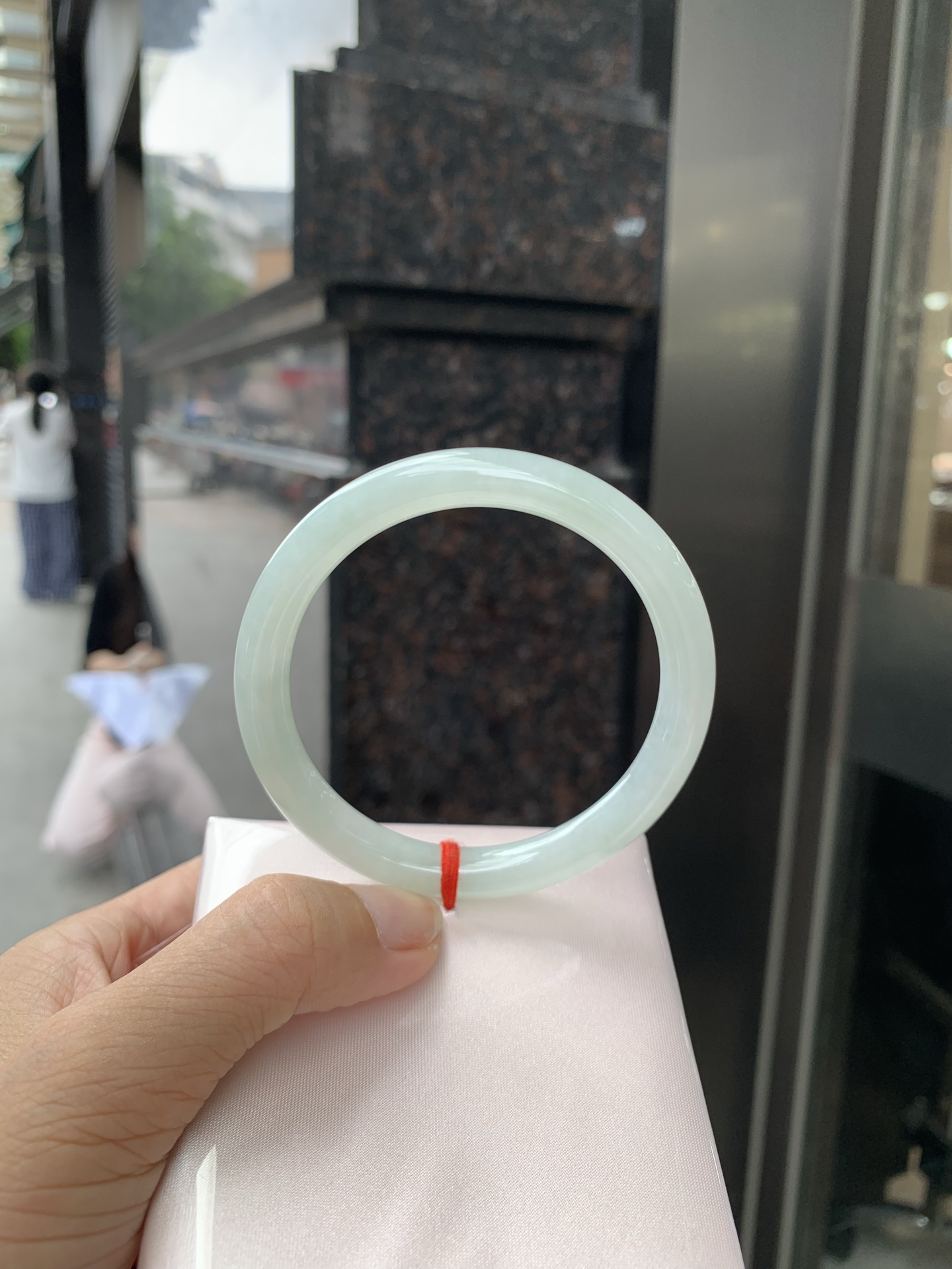 浅绿底圆条 56.8-7.5-7.4 0717-N1167 打灯细纹，不影响，底妆水润，满圈浅绿底色均匀分布，像初春嫩芽落入清泉，均匀柔和，抬眼就是一片宁静感