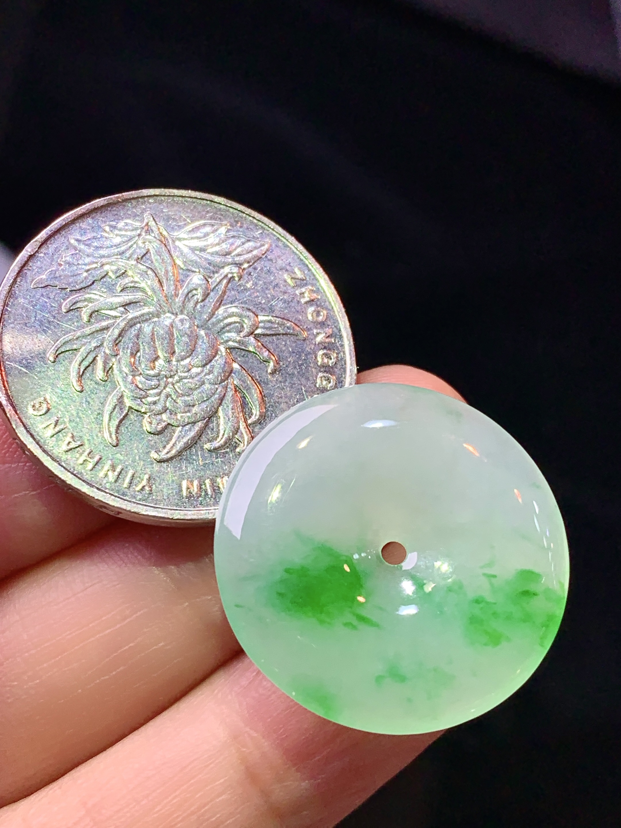 飘绿平安扣吊坠 玉质细腻 色泽艳丽清新 整体尺寸24*3.6 c2