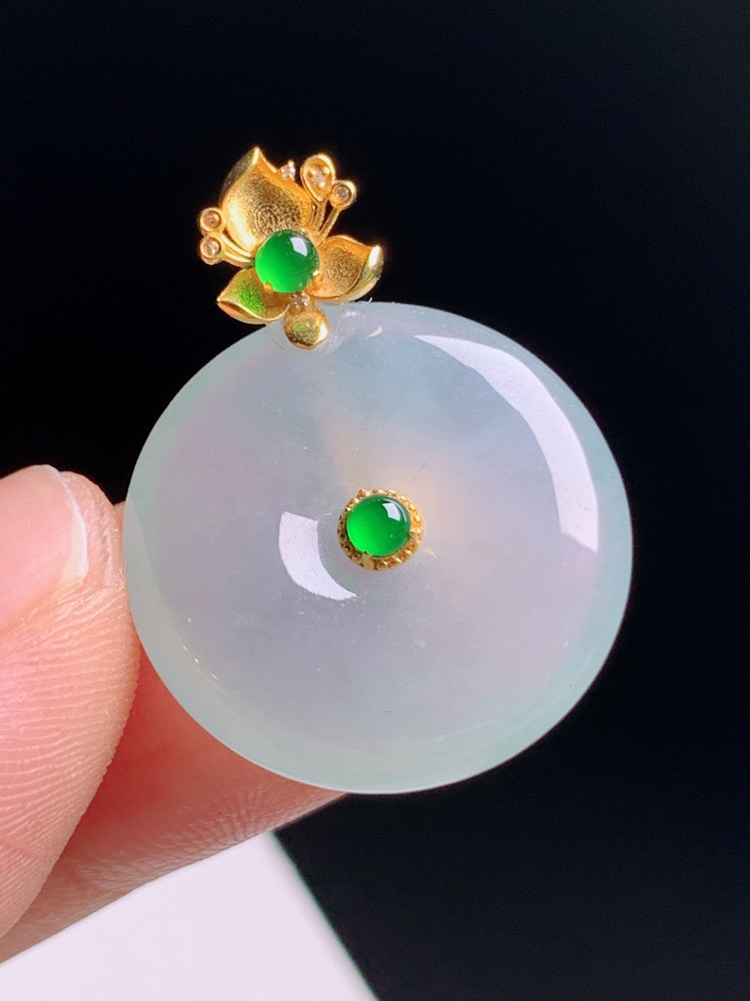 冰种平安扣吊坠，底子纯净胶感满满，金扣莲花设计精巧