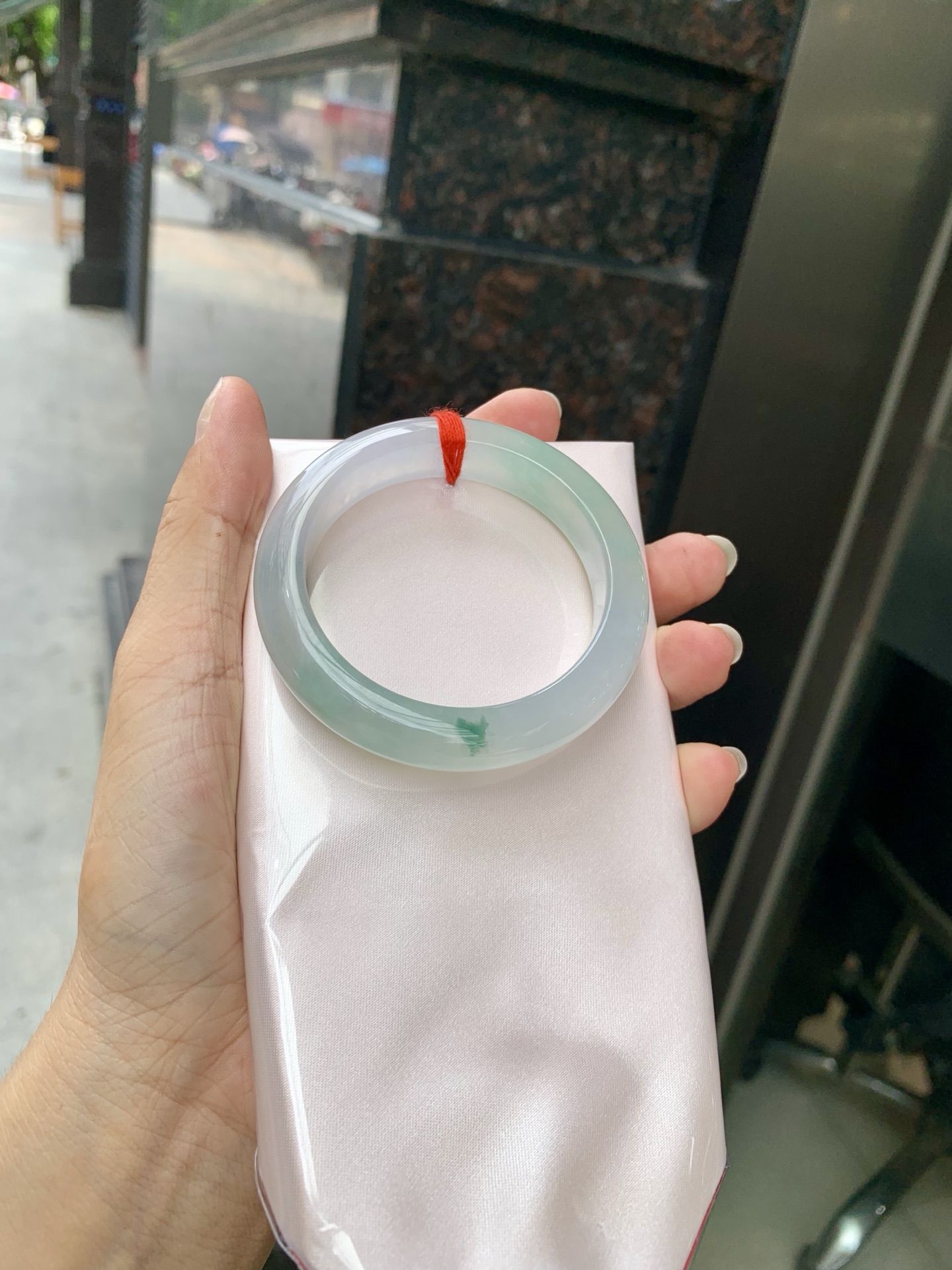 冰飘绿花正圈 51.2-7.9-11.4 0717-N1220 打灯棉线，底妆胶润细腻，简约却充满灵气，几抹绿花点缀，清新如芽，宛若自然的画卷凝结于腕间，静中带动，韵味悠长