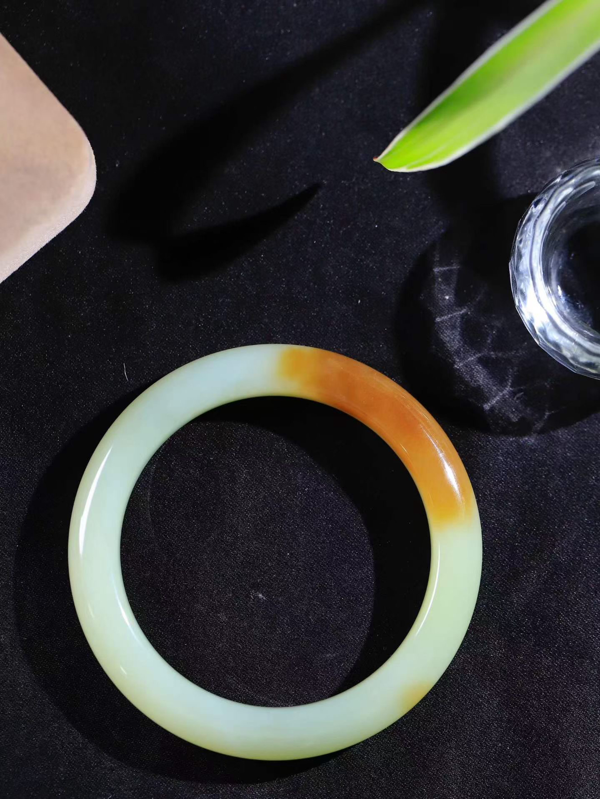 （一见倾心.手镯）

新疆和田且末料糖青白玉手镯，玉质温润细腻 油性十足 手感舒适，高华雅逸，线条流畅，简约大气，美自天成，素雅高贵。佩戴于腕间，婉约之美，举手投足间透出那低调奢华。重44.89克  内径53.5mm 尺寸10.3-8.9mm FDL-79701700