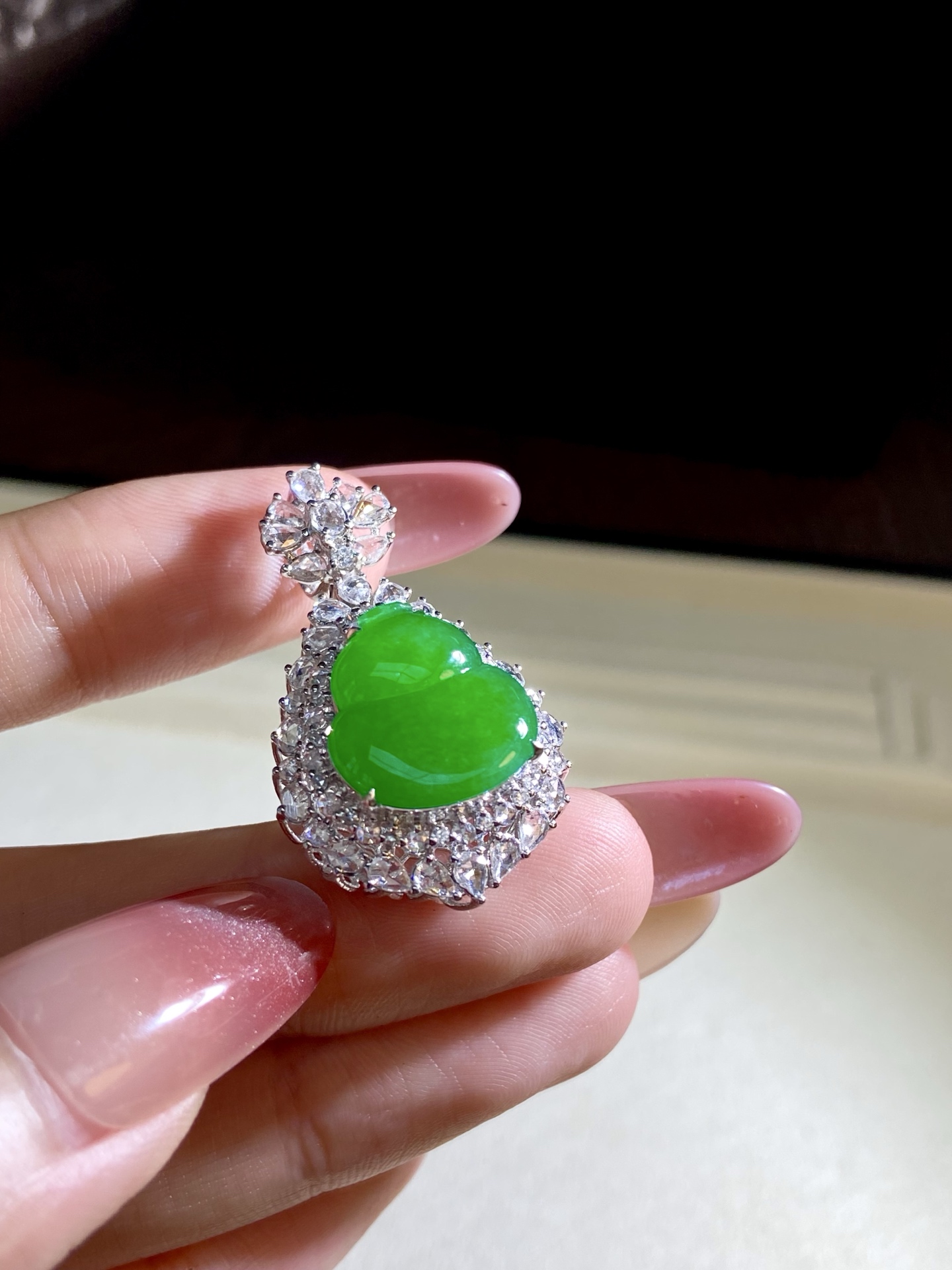 高冰种辣绿葫芦吊坠，好标志的浓颜系葫芦，福禄双全的好意头都藏在里面了，看着就招人喜欢：35-20.8-13，裸石：14.4-13.6-3mm，无裂