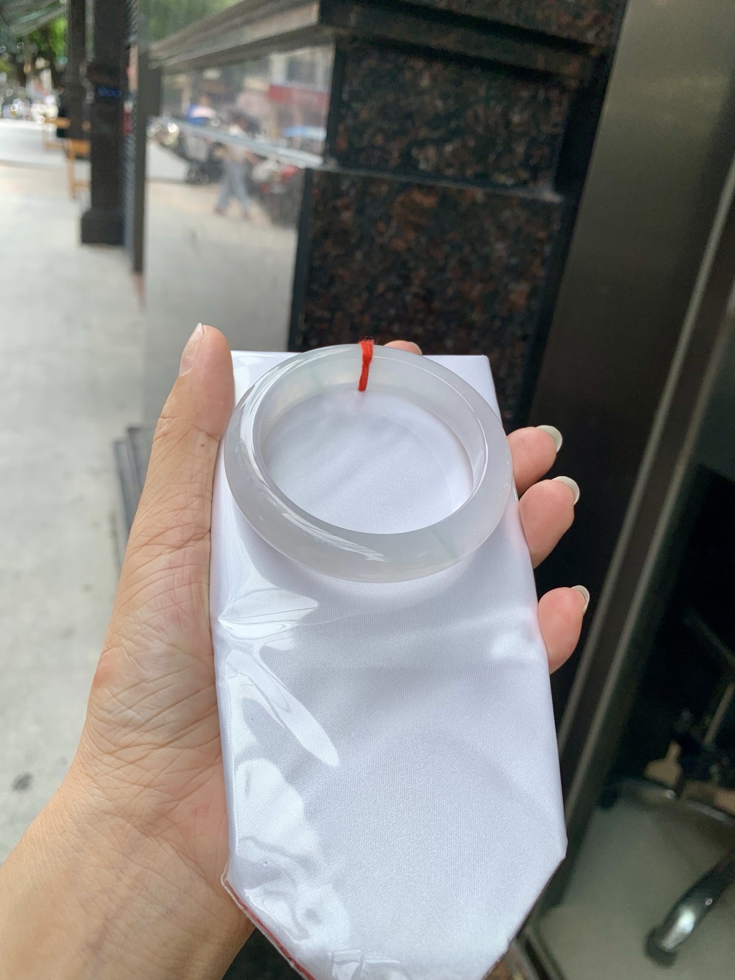 白冰正圈 52.6-7.5-11.8 0717-N1218 打灯细纹，不影响，底妆冰润细腻，清爽耐看的白冰淡晴绿，底色均匀，夏季美好的冰凉感，时而绿时而蓝，随光线变化如梦如幻。