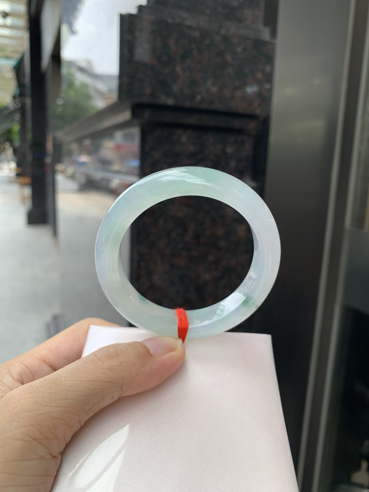 冰飘绿花正圈 51.2-7.9-11.4 0717-N1220 打灯棉线，底妆胶润细腻，简约却充满灵气，几抹绿花点缀，清新如芽，宛若自然的画卷凝结于腕间，静中带动，韵味悠长