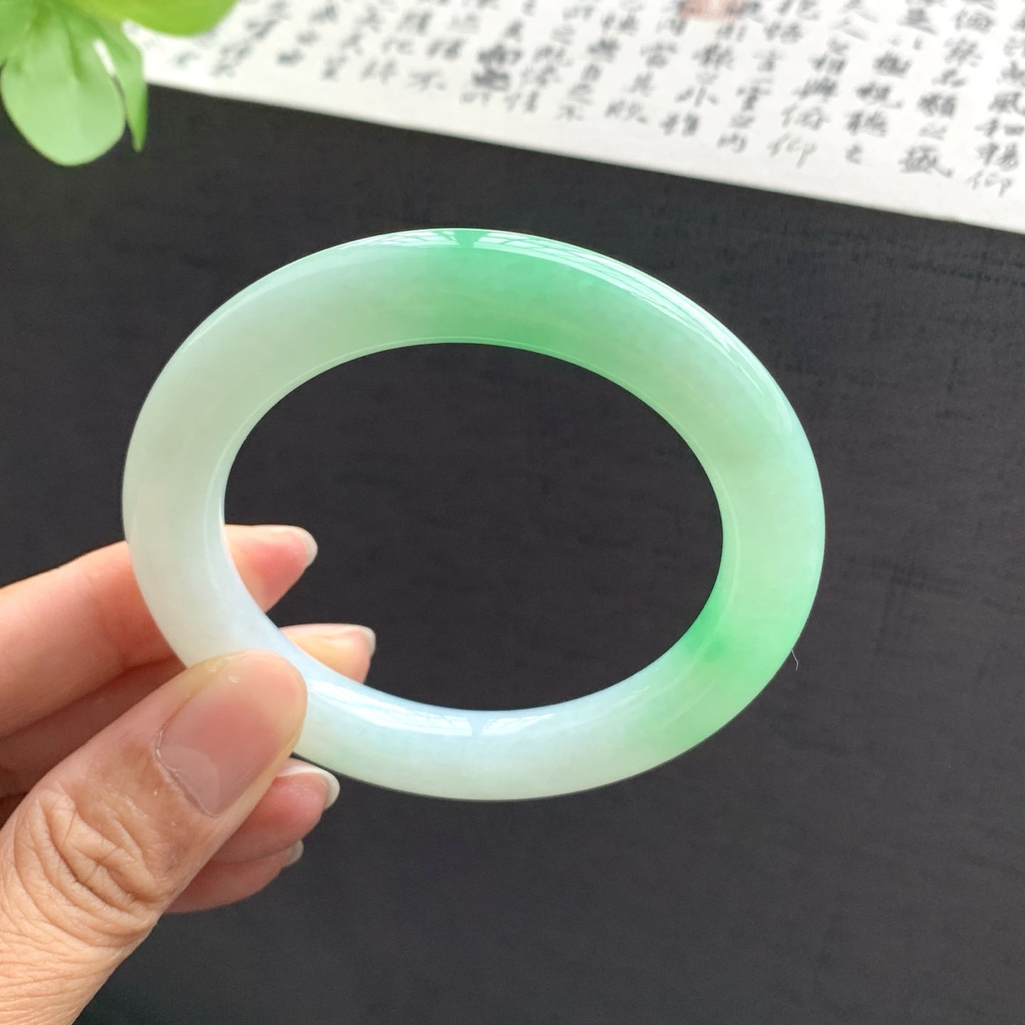 071701SY 53圆条飘绿翡翠手镯 53.7-10.6-10.7