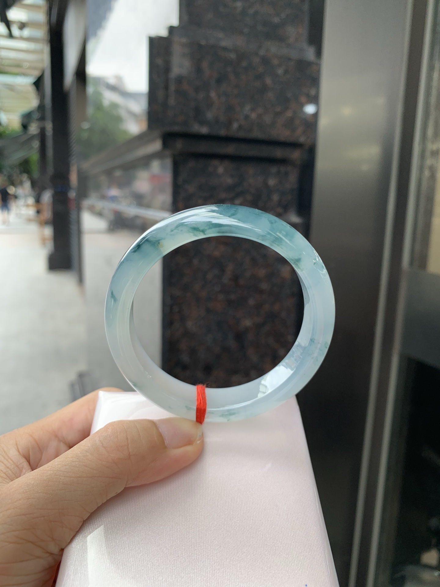 冰飘花正圈 56.8-7.8-12.8 0717-131w4 无裂，底妆胶润，冰底中开出了朵朵蓝花，飘花灵动飘逸，勾勒出一幅唯美诗意的山水意境画，古典优雅又秀气