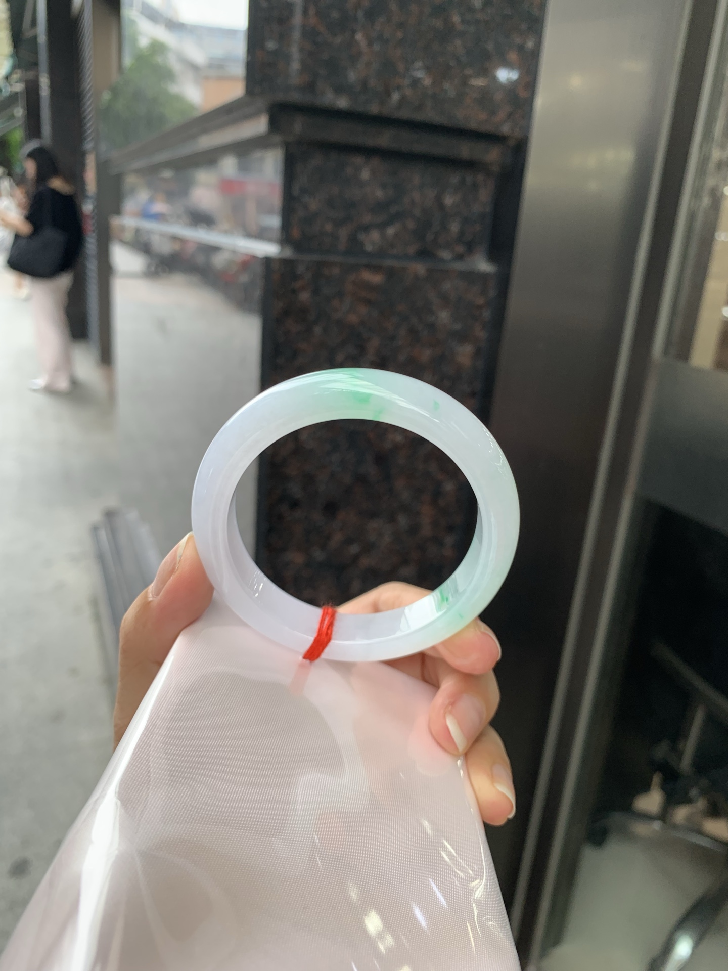 白底青正圈 56-8-11.6 0717-N1221 打灯细纹，不影响，底妆白净水润，阳绿花点缀，镯色生香，腕间之美，水润中透着灵气，仙气缭绕，温婉可人，举手投足间皆是美好
