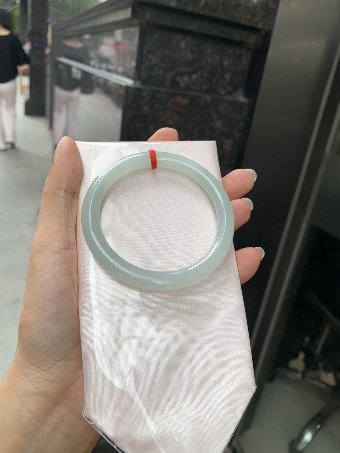 浅绿底圆条 56.8-7.5-7.4 0717-N1167 打灯细纹，不影响，底妆水润，满圈浅绿底色均匀分布，像初春嫩芽落入清泉，均匀柔和，抬眼就是一片宁静感