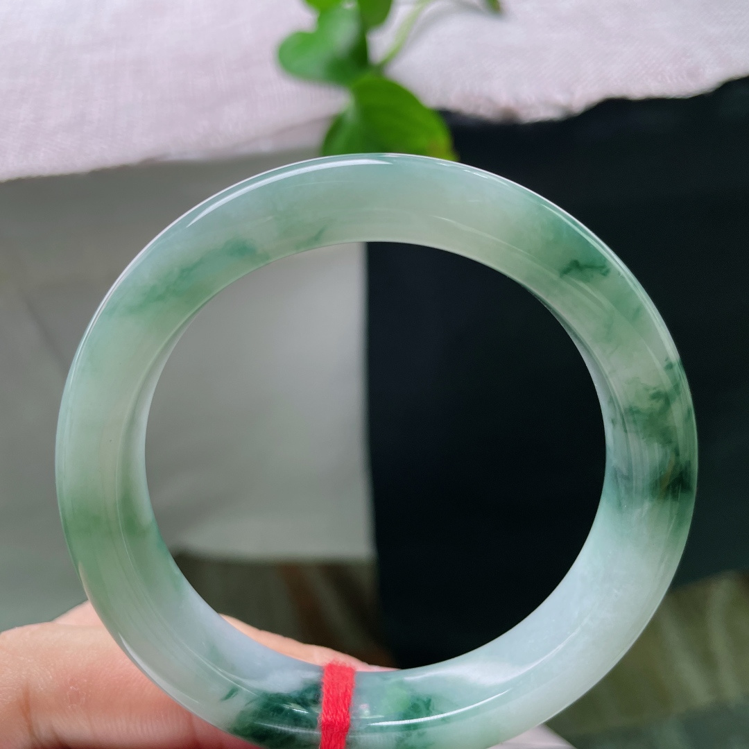 飘蓝花正圈，冰透胶润，花型如云雾流水般自然舒展，自带写意山水般的清冷国风气质，上手灵动大气，意境十足