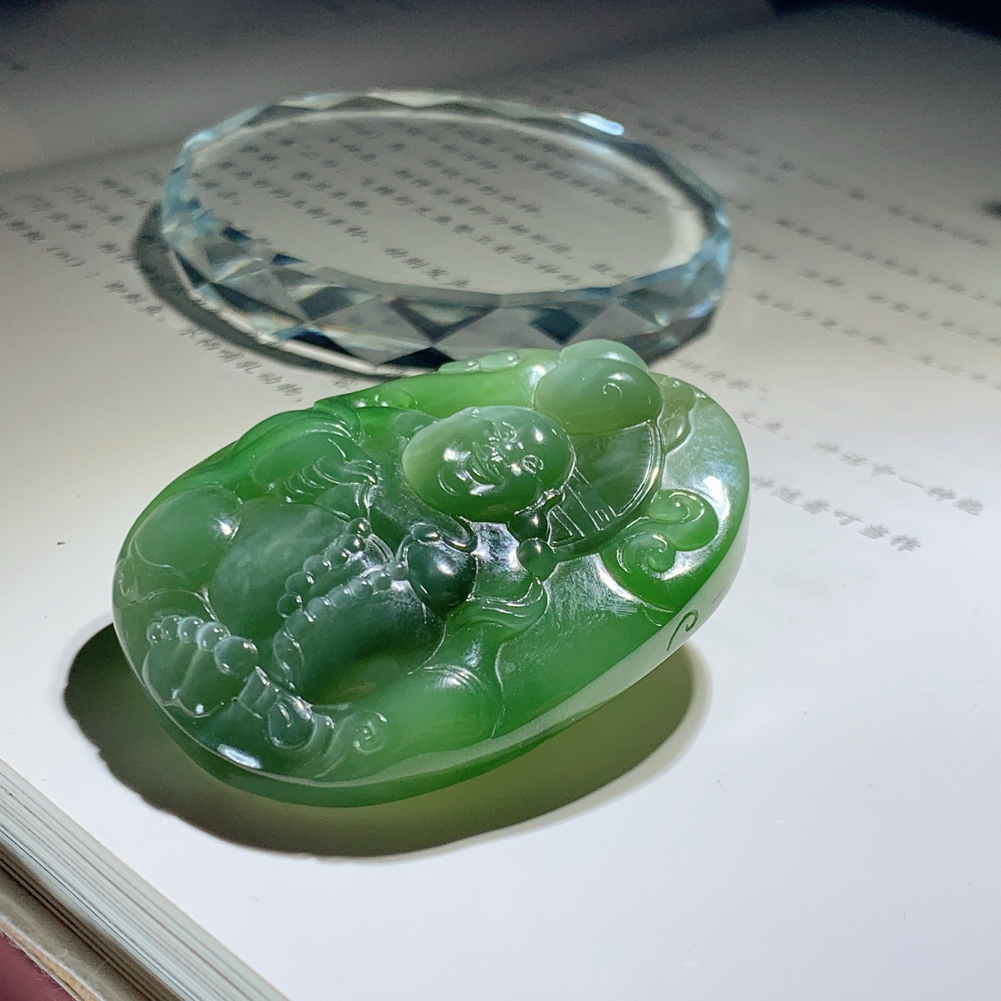 和田玉阳绿俄罗斯碧玉猫眼佛引福来挂件 尺寸50/38/12重45克，玉质细腻油润 底色纯净 脂粉好，