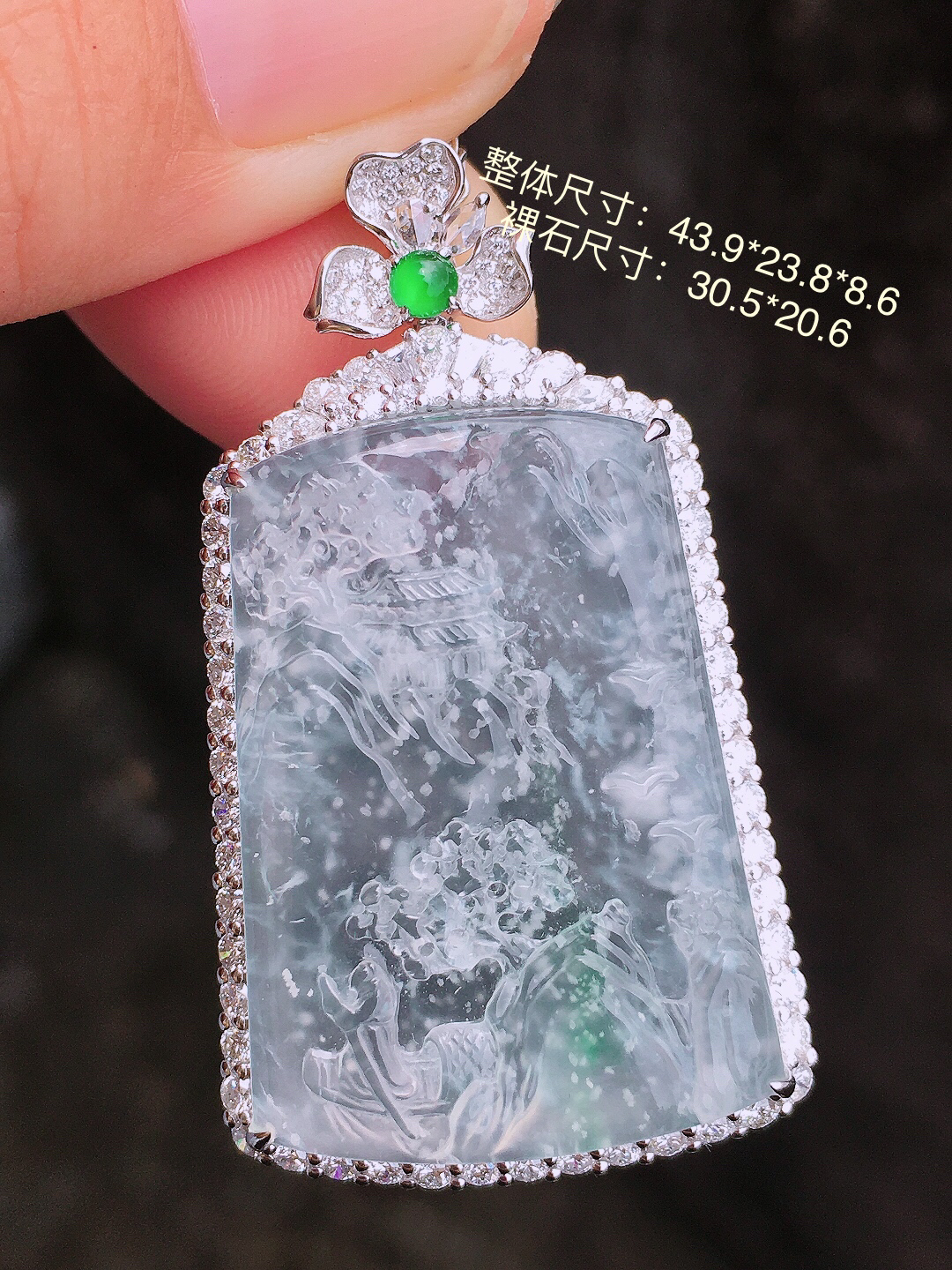 高冰山水牌吊坠，玉质细腻，荧光感超
强，饱满圆润，简单大方，尽显优雅气质，18k
金豪华镶嵌