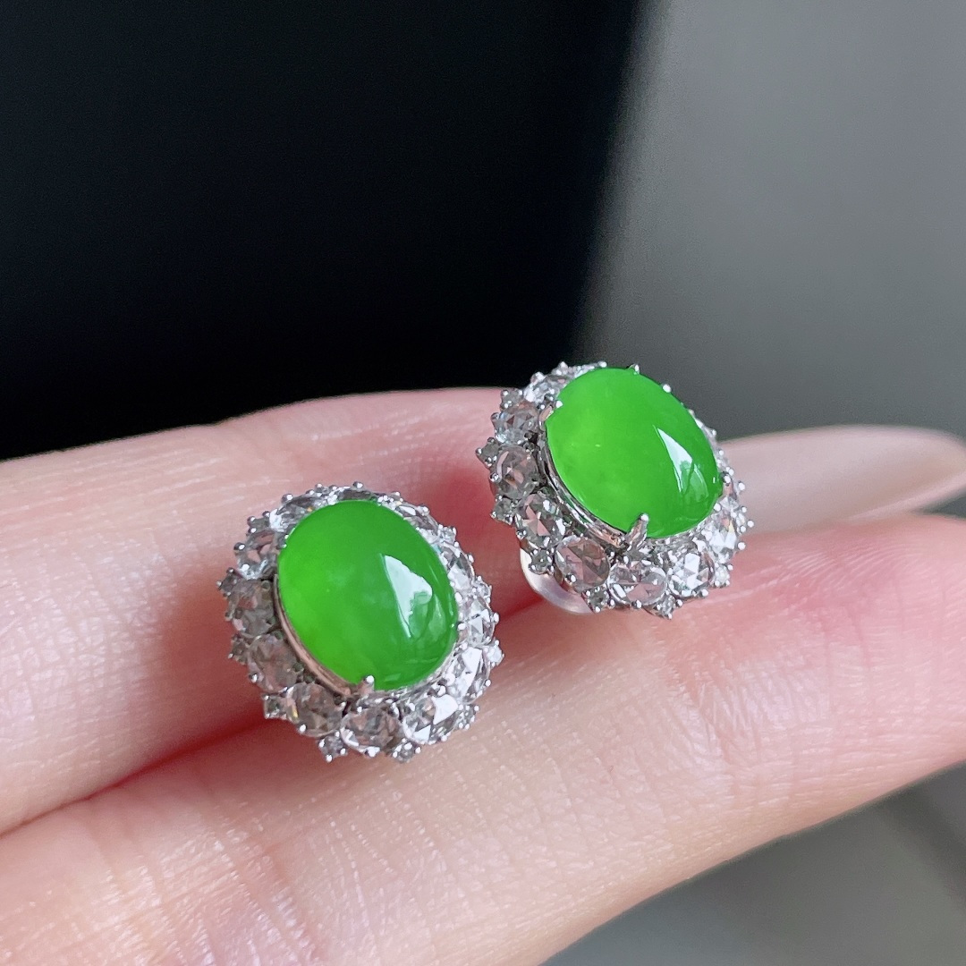 ️ 阳绿蛋面耳钉 色泽艳丽 饱满水润 18k金镶嵌 整体 12.1/10.6 裸石 8.1/6.1